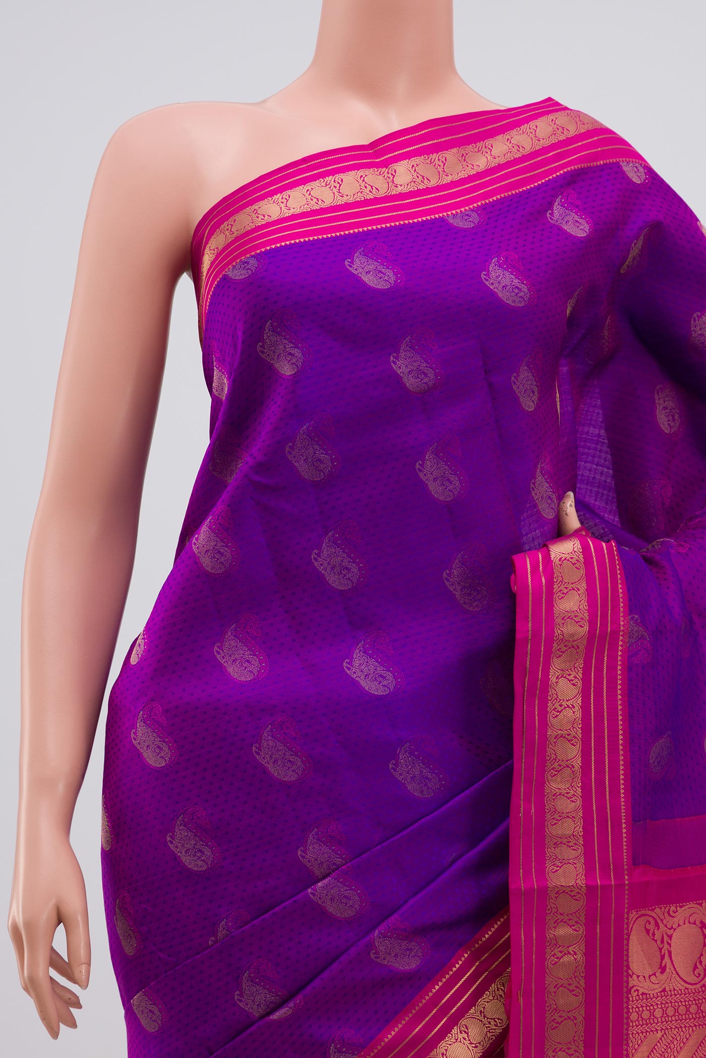 Border image of Purple Kanchipuram Saree with Jacquard With Zari Butta on the body and Zari Border. 
