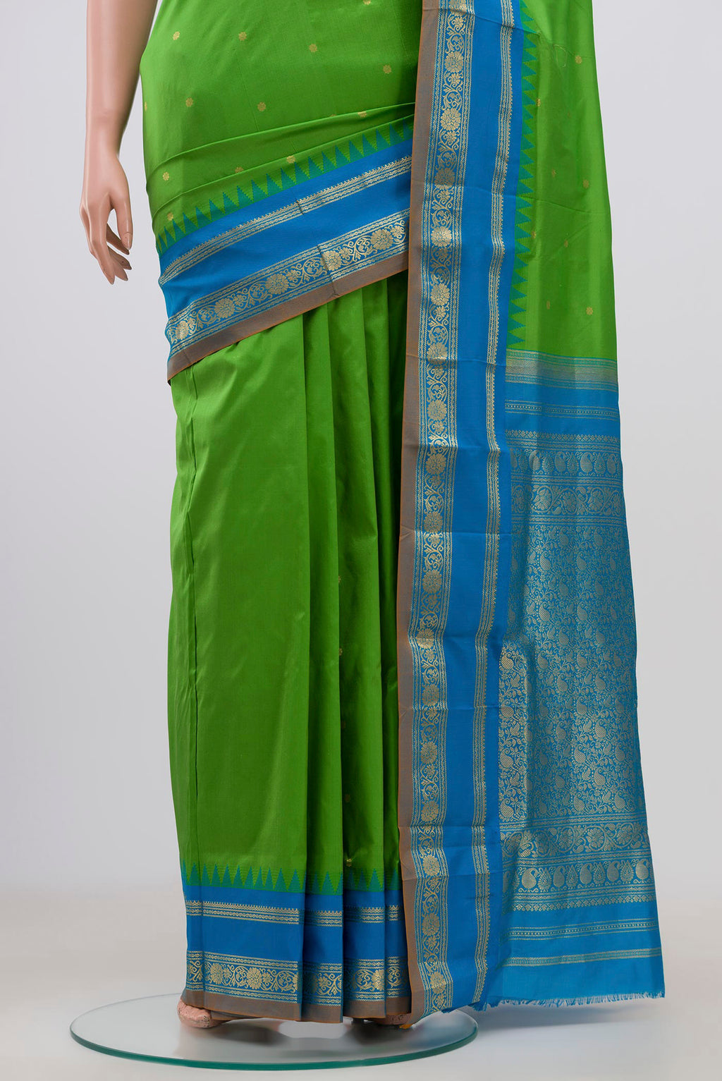 Pleats and pallu of Green Narayanpet Silk Saree with Zari Butta on the body and Zari Border. 