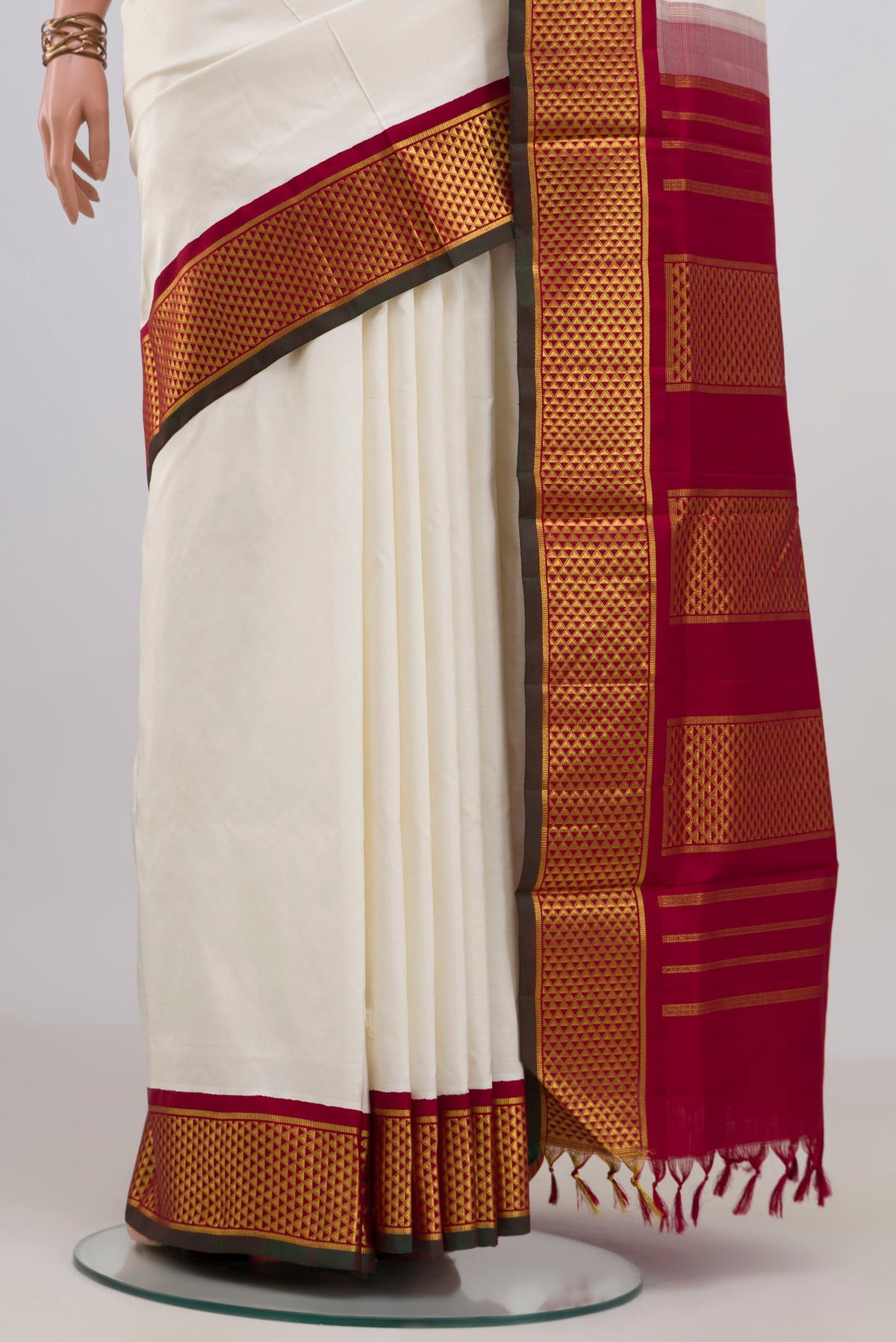 Pleats and pallu of Pure Silk White Kanchipuram Nine Yards Saree with Plain Body and Zari Border. 