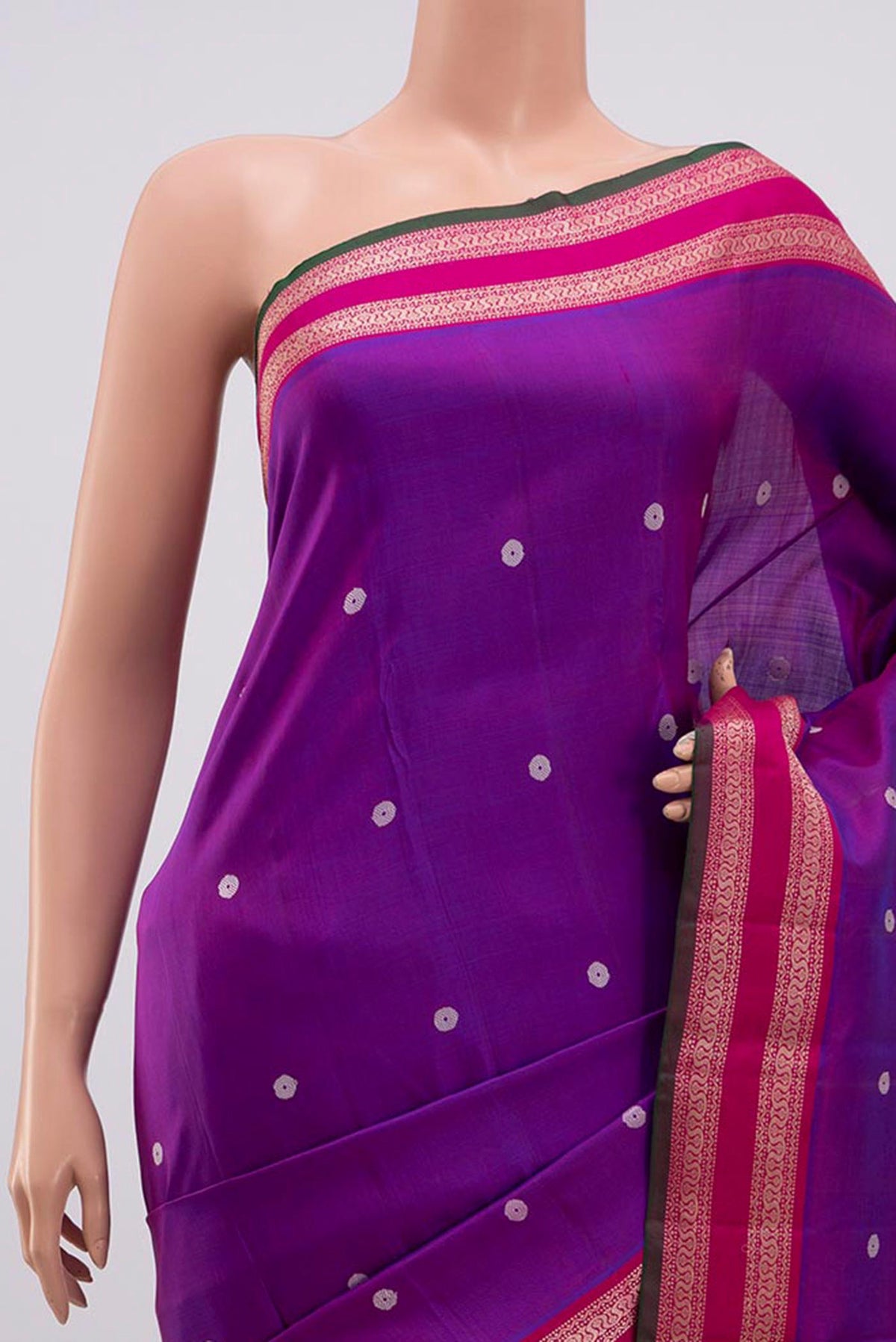 Border image of Blue Dual Tone Kanchipuram Silk Saree with Thread Butta on the body and Thread Border. 