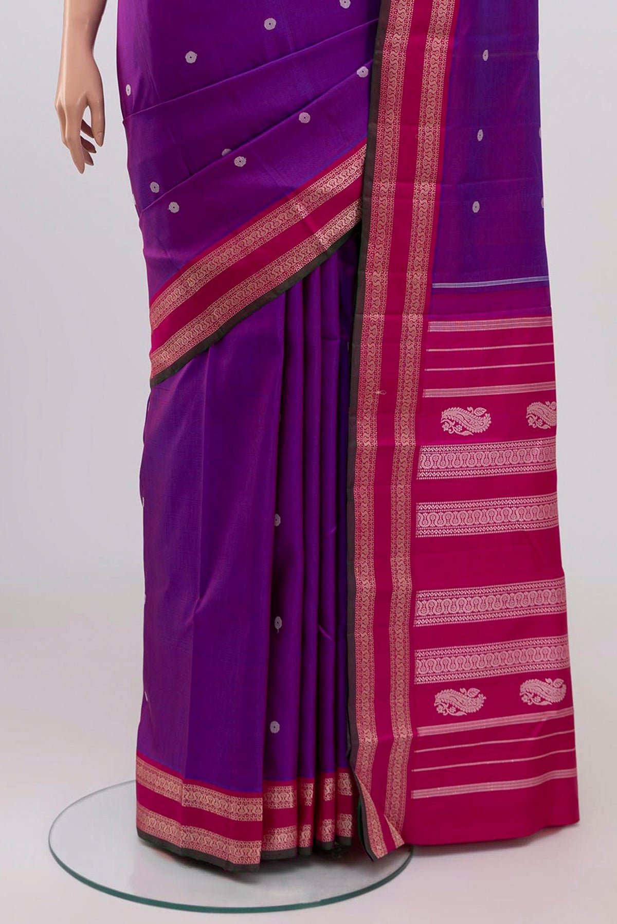 Pleats and pallu of Blue Dual Tone Kanchipuram Silk Saree with Thread Butta on the body and Thread Border. 