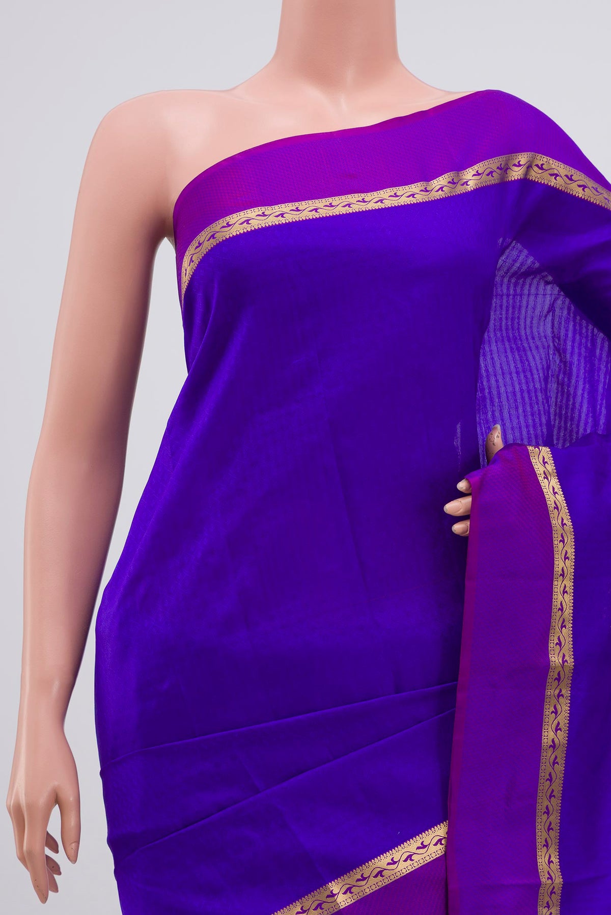 Border image of Blue Kanchipuram Silk Saree with Jacquard design on the body and Thin Zari Line. 