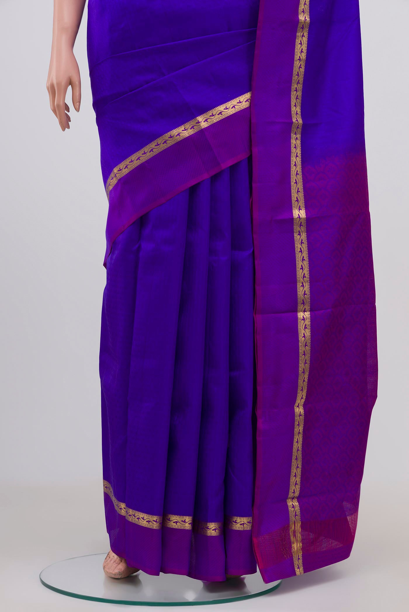 Pleats and pallu of Blue Kanchipuram Silk Saree with Jacquard design on the body and Thin Zari Line. 