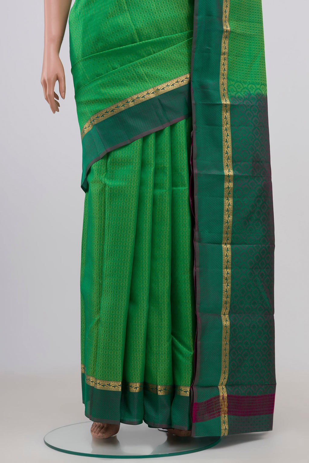 Pleats and pallu of Light Green Kanchipuram Silk Saree with Jacquard design on the body and Thin Zari Line. 