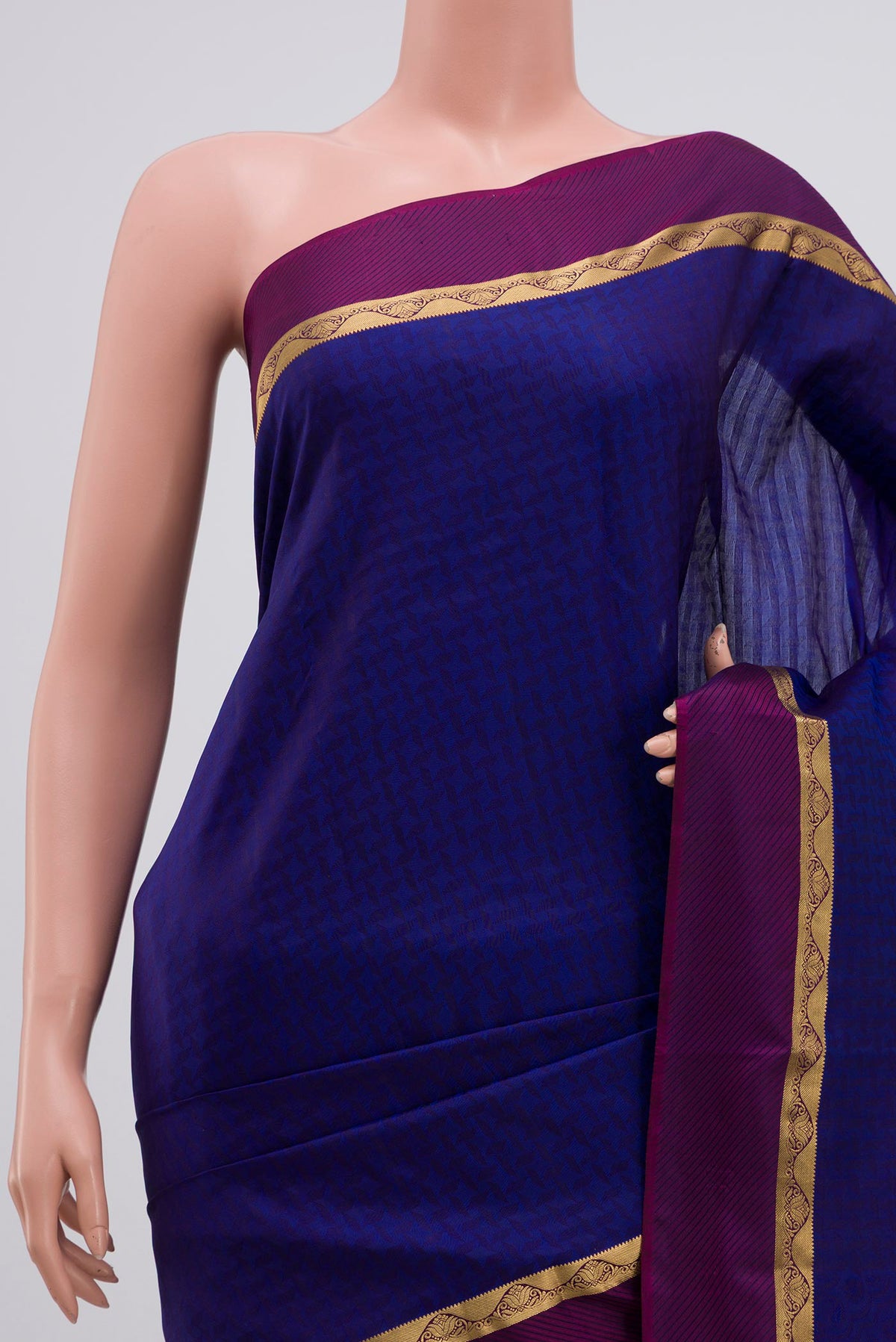 Border image of Blue Kanchipuram Silk Saree with Jacquard design on the body and Thin Zari Line. 
