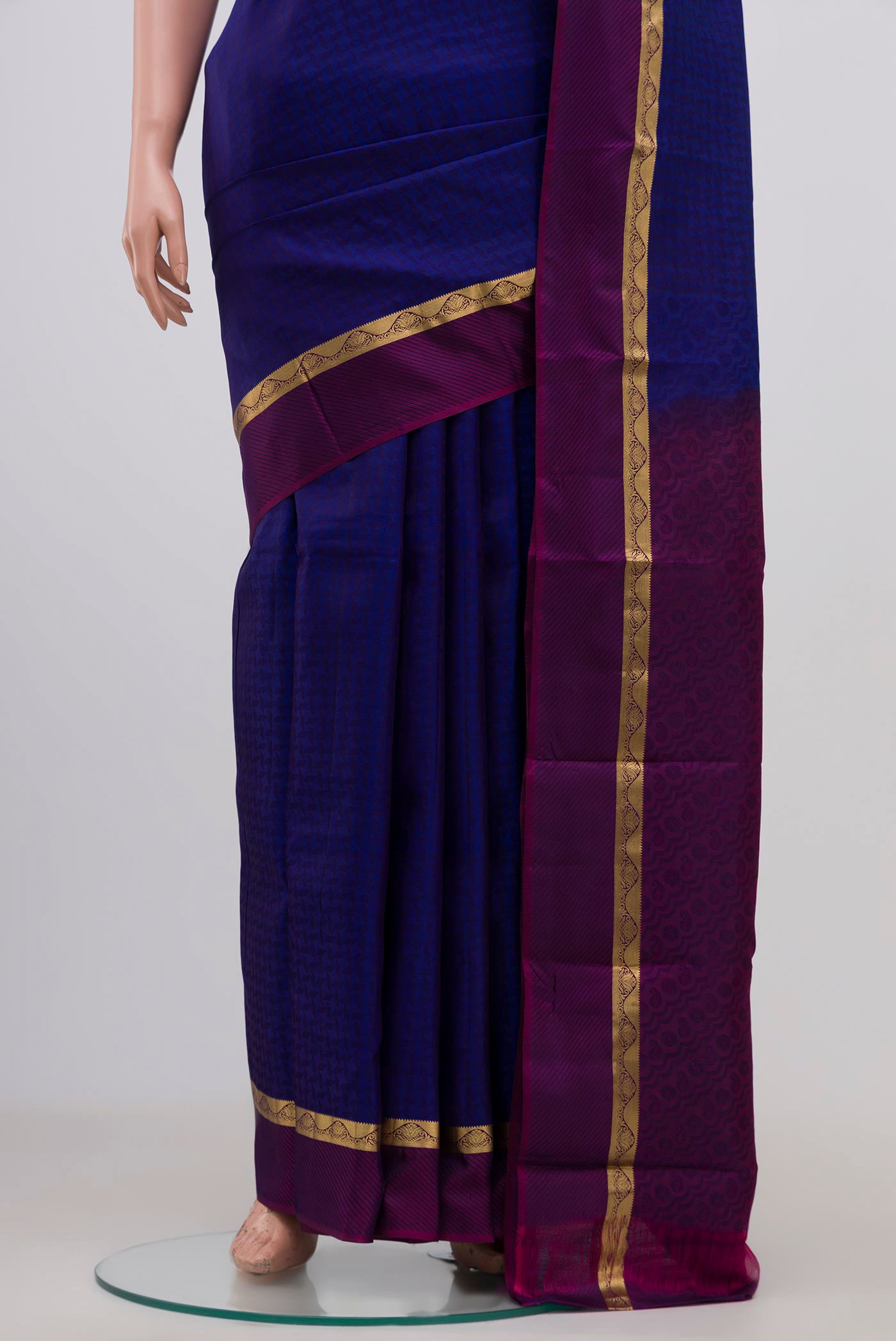 Pleats and pallu of Blue Kanchipuram Silk Saree with Jacquard design on the body and Thin Zari Line. 