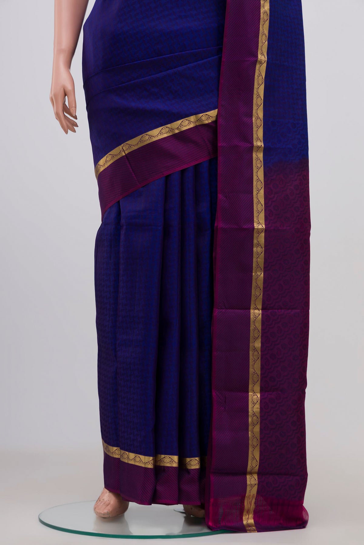 Pleats and pallu of Blue Kanchipuram Silk Saree with Jacquard design on the body and Thin Zari Line. 