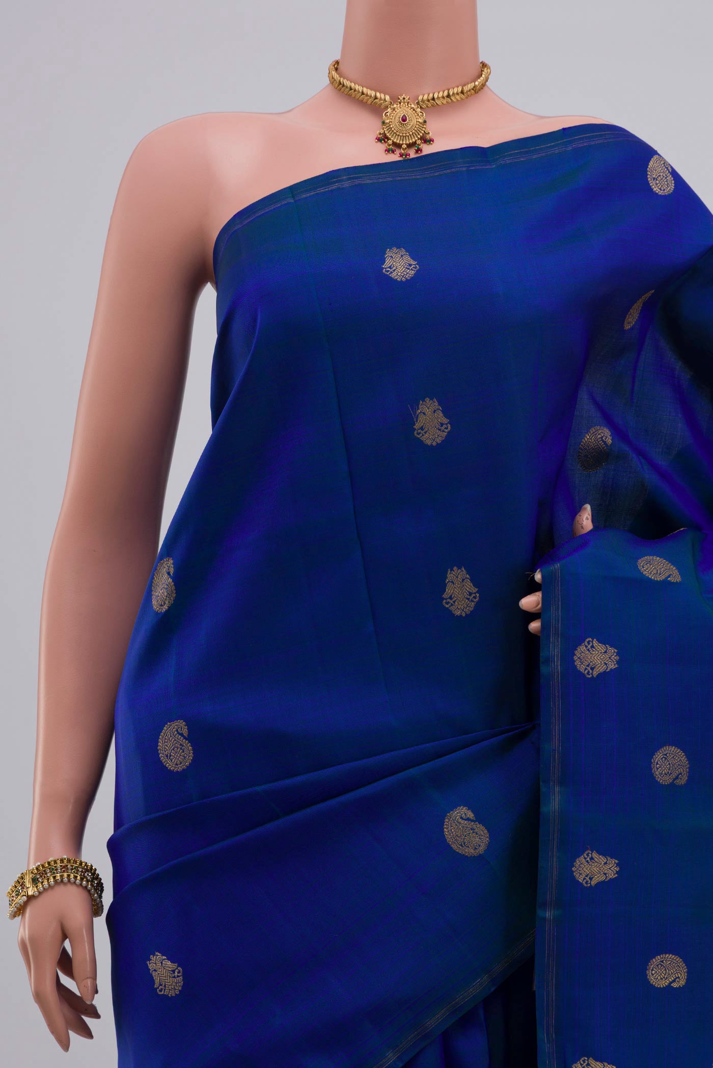 Border image of Pure Silk Pure Zari Blue Kanchipuram Saree with Zari Butta on the body and Thin Zari Line. 