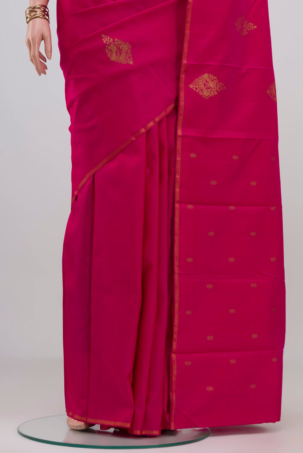 Pleats and pallu of Pink Kanchipuram Silk Saree with Zari Butta on the body and Thin Zari Line. 