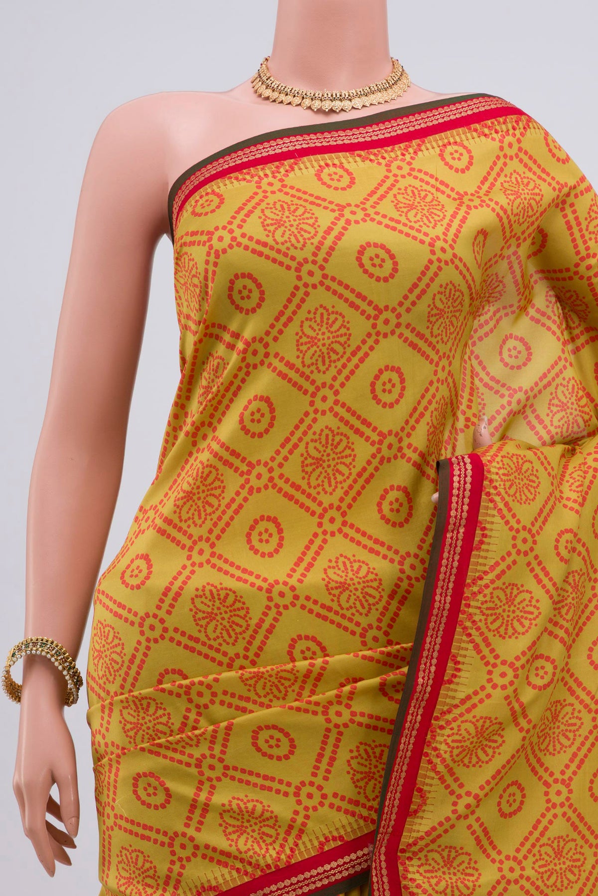Border image of Yellow Printed Silk Saree with Printed design on the body and Zari Border. 