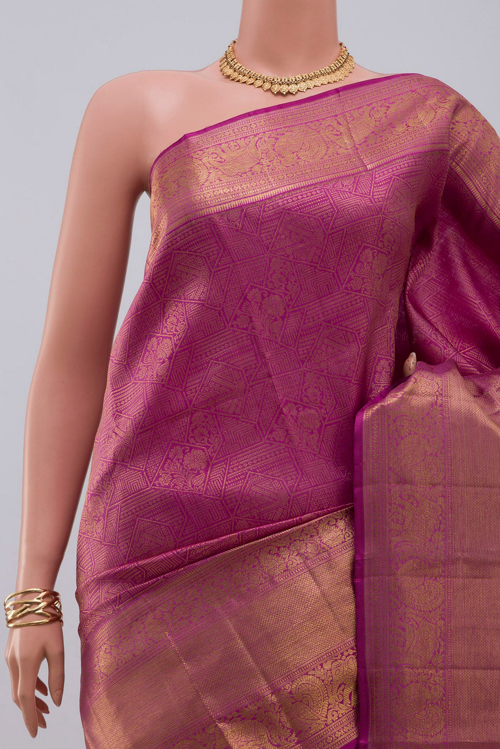 Border image of Pink Kanchipuram Silk Saree with Zari Brocade on the body and Zari Border. 