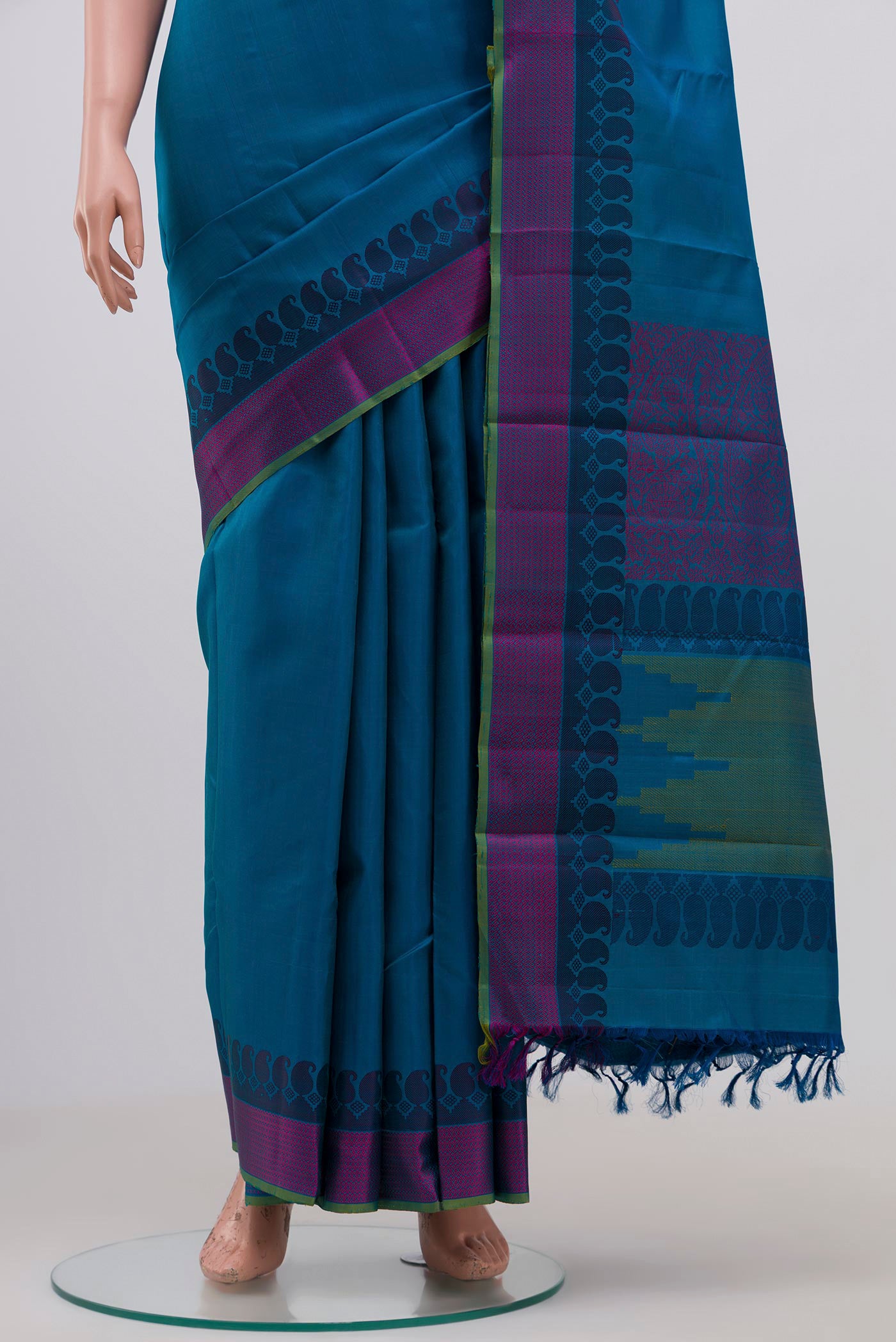 Pleats and pallu of Blue Kanchipuram Silk Saree with Plain Body and Thread Border. 