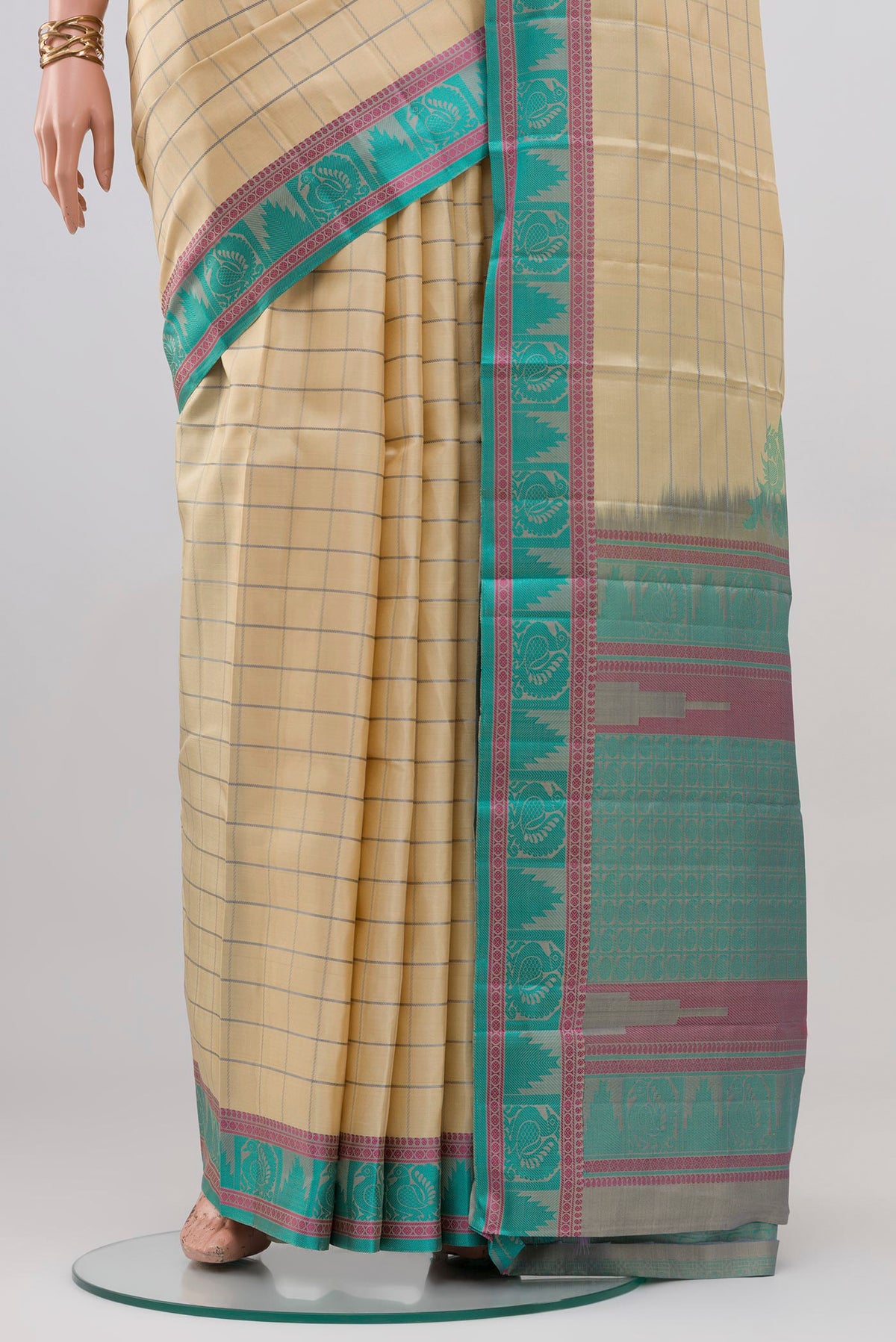 Pleats and pallu of Cream Kanchipuram Silk Saree with Checked design on the body and Thread Border. 