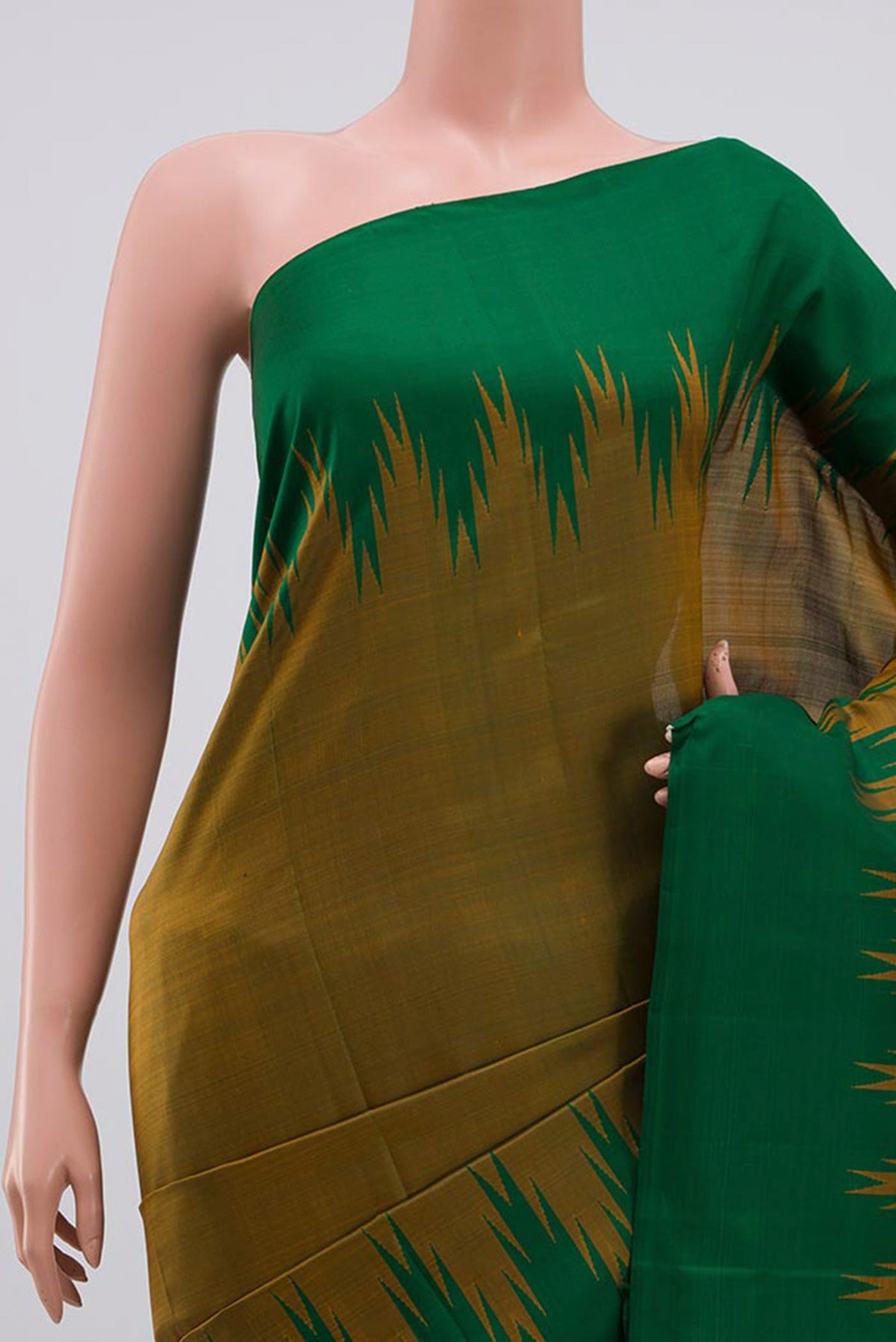Border image of Gold Kanchipuram Silk Saree with Plain Body and Temple Thread Border. 