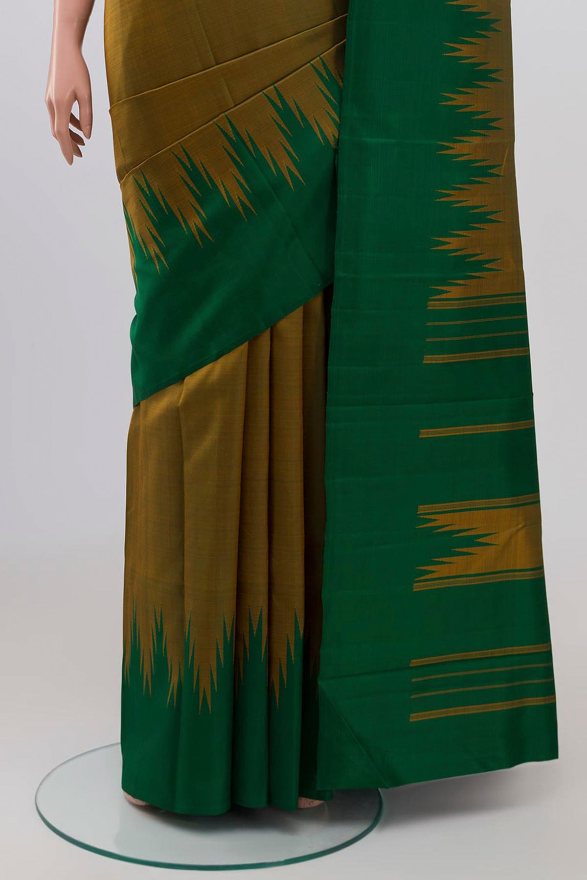 Pleats and pallu of Gold Kanchipuram Silk Saree with Plain Body and Temple Thread Border. 