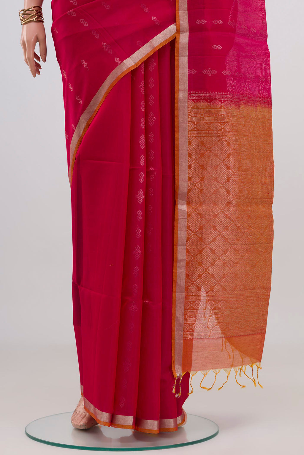 Pleats and pallu of Pink Silk Cotton Saree with Zari Butta on the body and Thin Zari Line. 