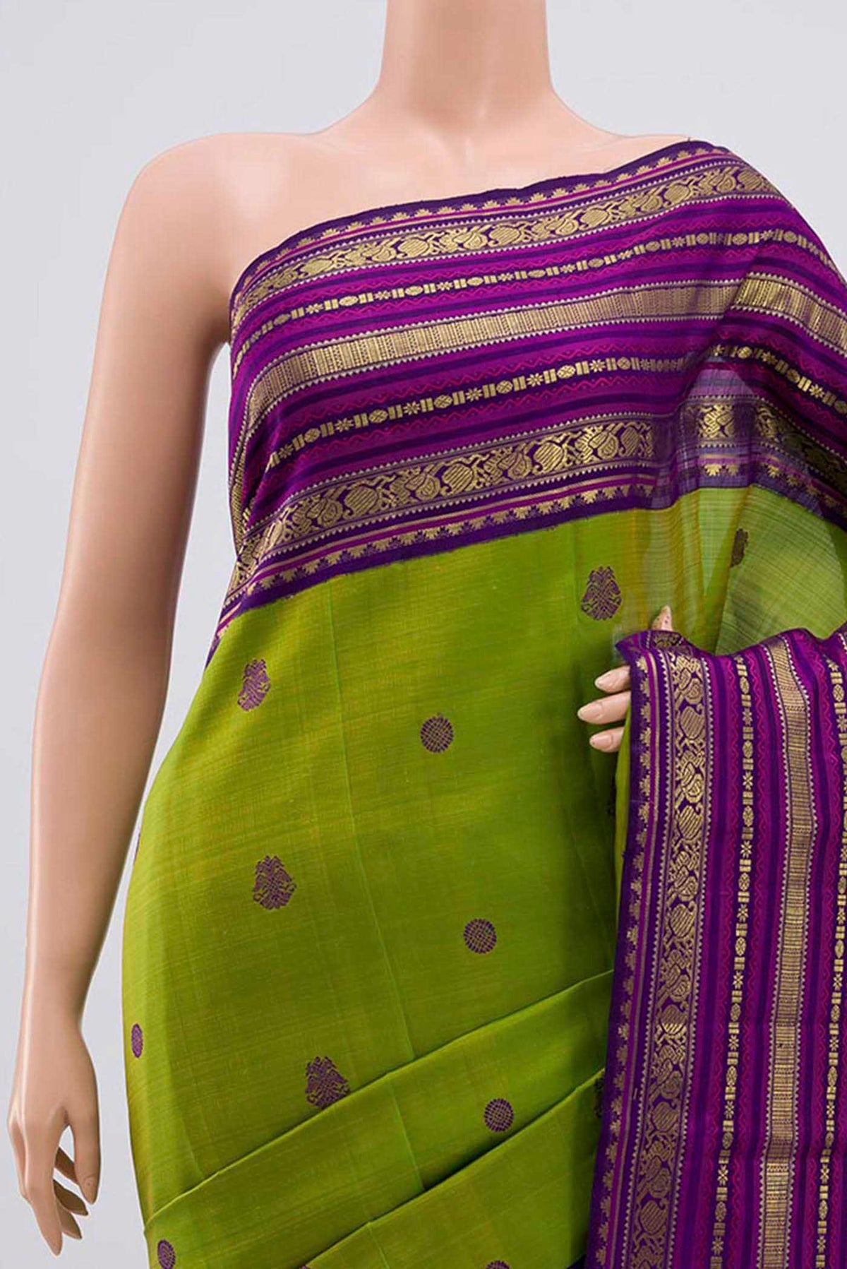 Border image of Green Kanchipuram Silk Saree with Thread Butta on the body and Zari Border