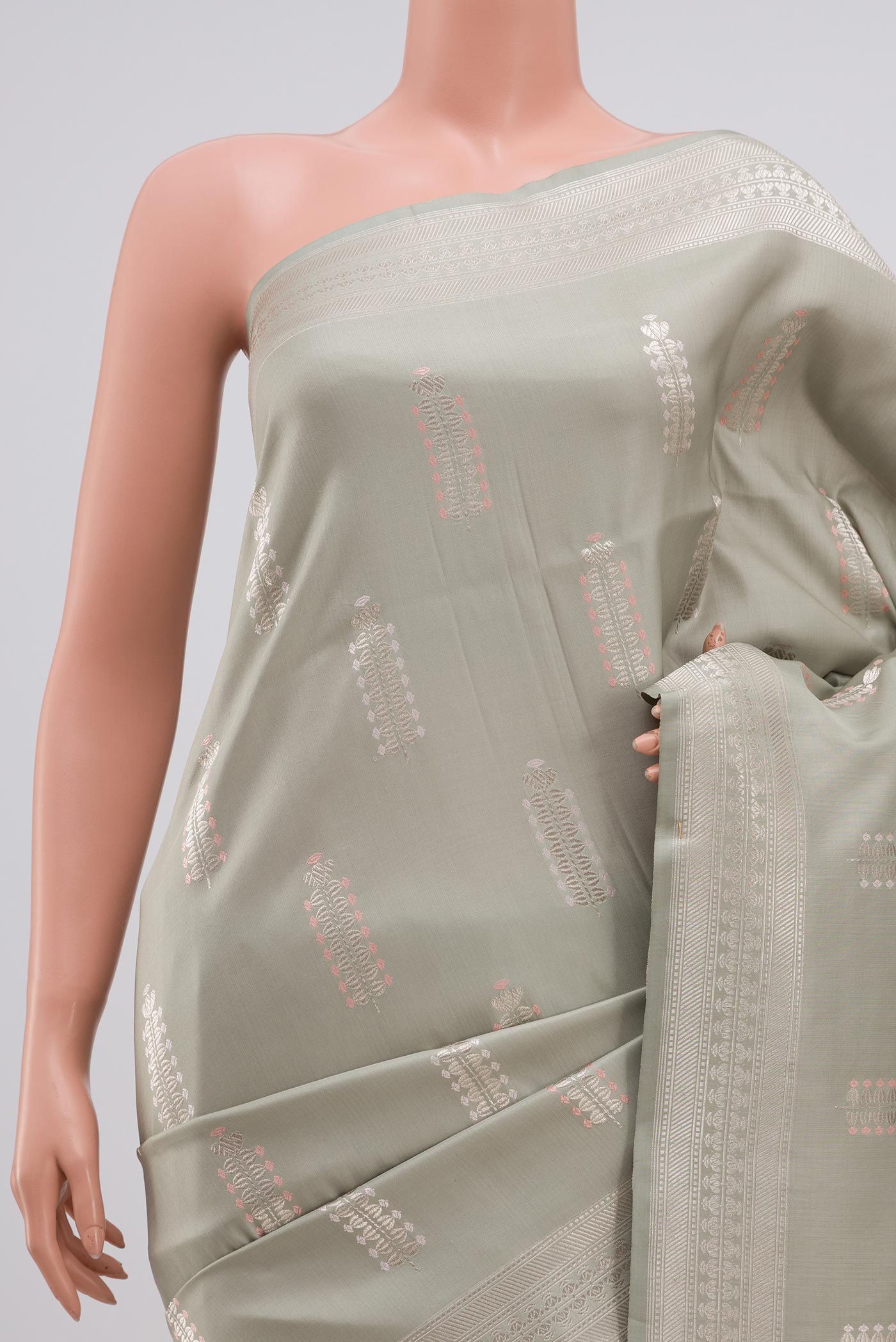 Border image of Grey Banarasi Silk Saree with Zari Butta on the body and Zari Border. 
