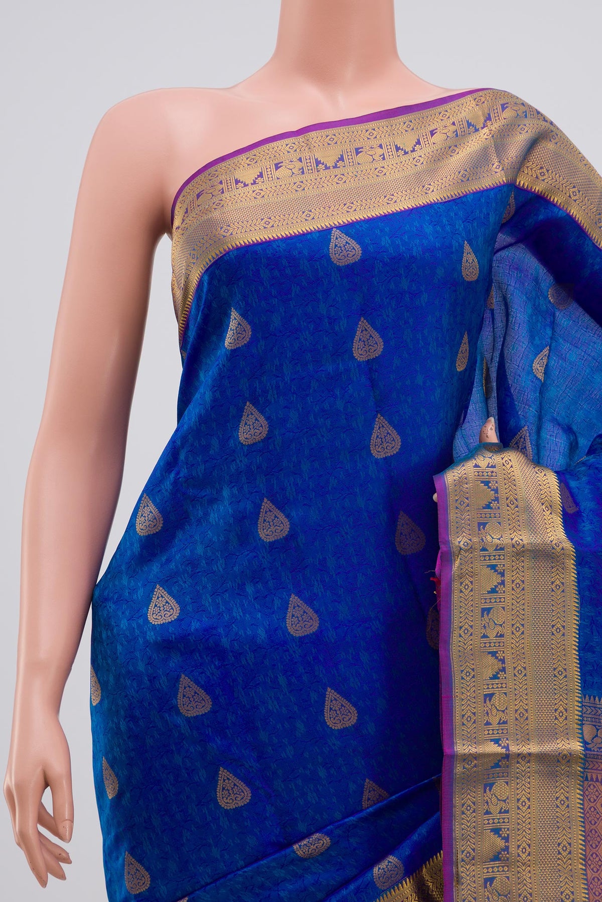 Border image of Royal Blue Kanchipuram Saree with Jacquard With Zari Butta on the body and Zari Border. 