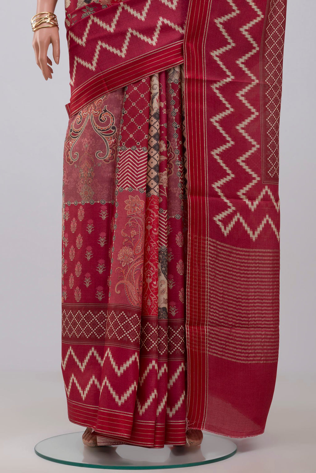 Pleats and pallu of Pink Tussar Silk Saree with Printed design on the body and Thin Zari Line. 