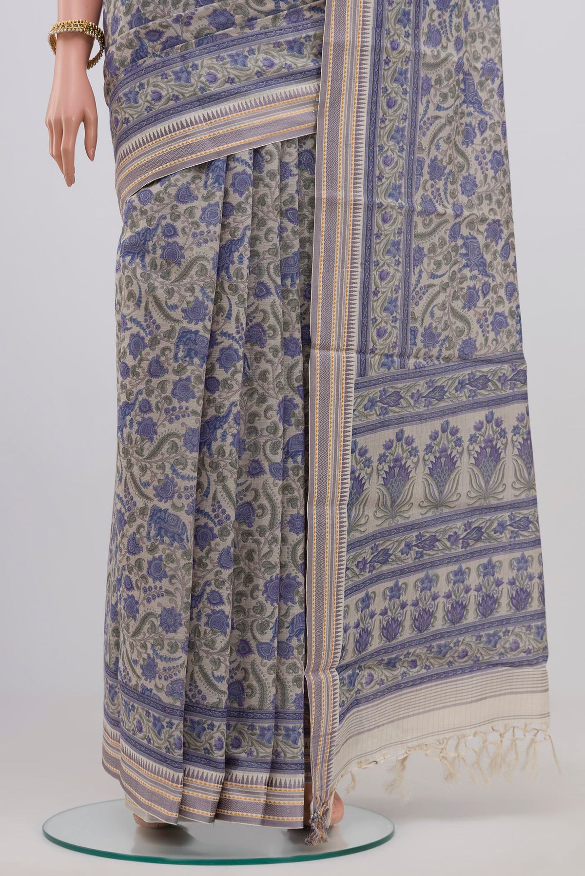 Pleats and pallu of Grey Printed Cotton Saree with Printed design on the body and Thread Border. 