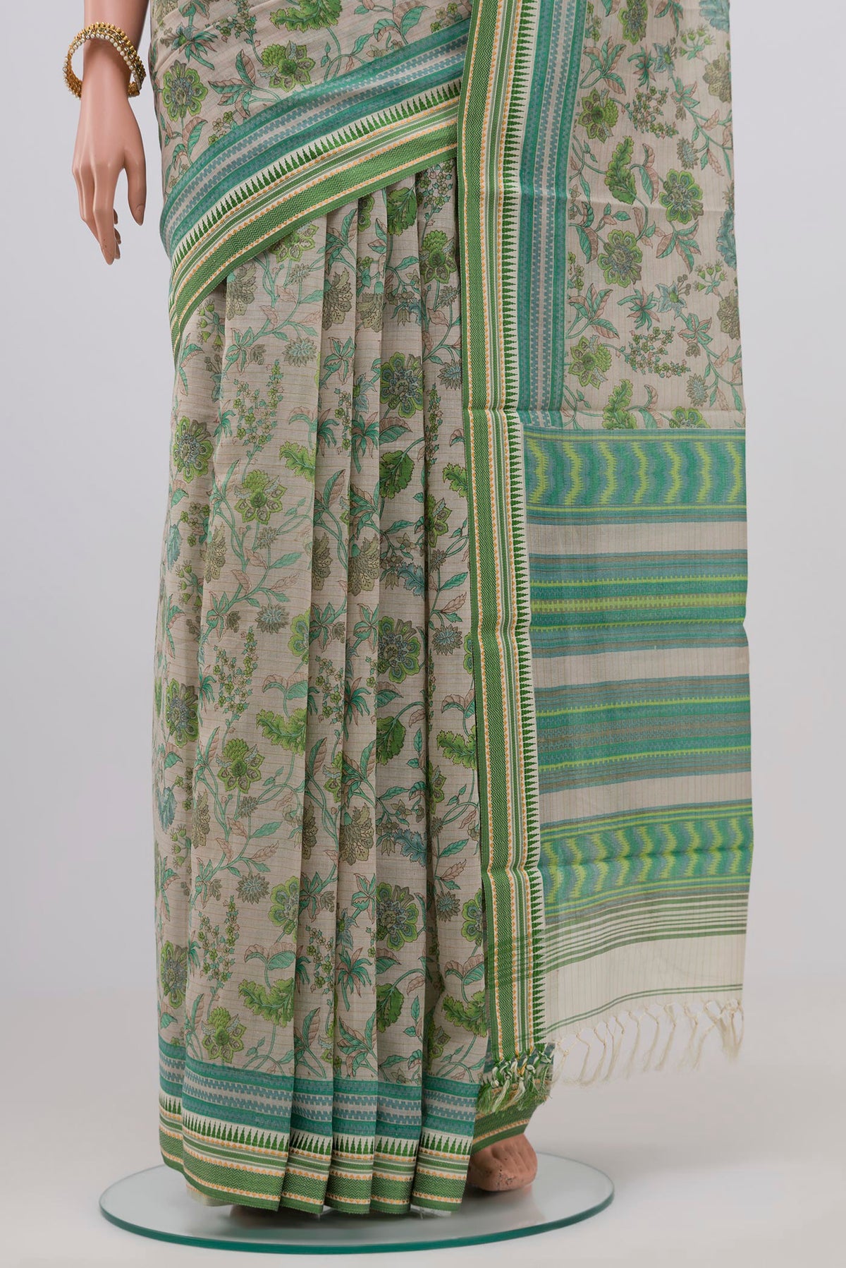 Pleats and pallu of Grey Printed Cotton Saree with Printed design on the body and Thread Border. 
