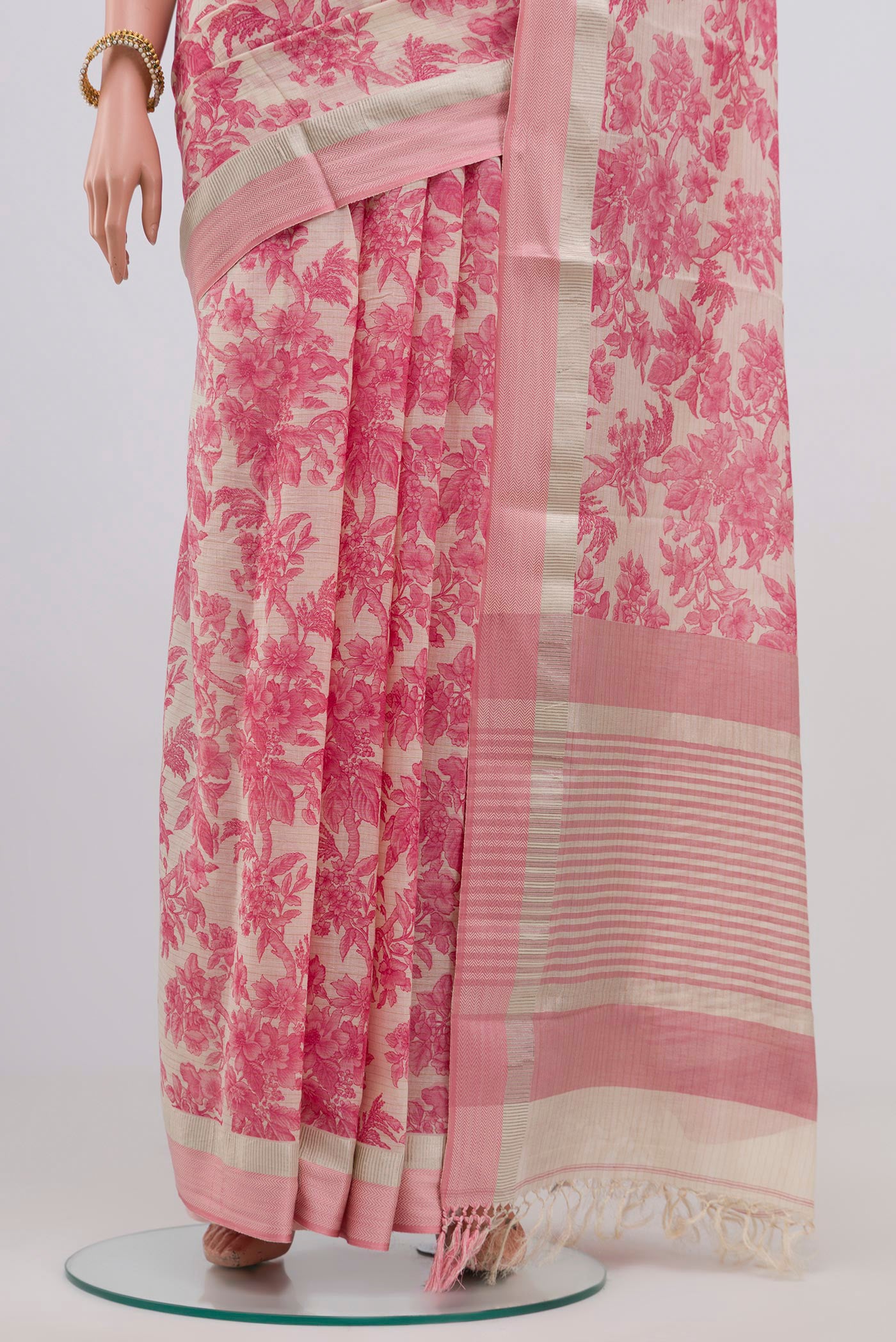 Pleats and pallu of Off White Printed Cotton Saree with Printed design on the body and Thread Border. 