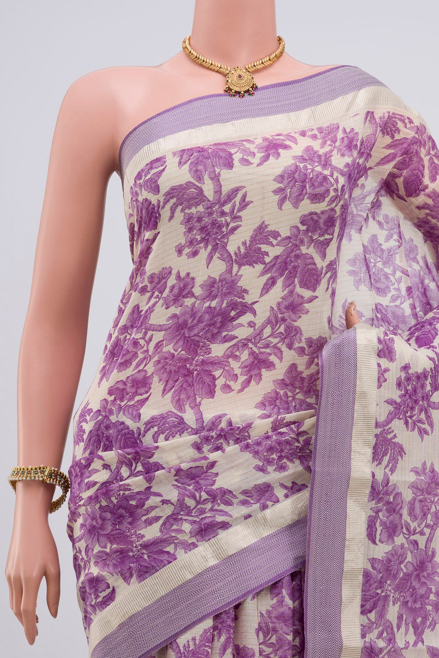 Border image of Off White Printed Cotton Saree with Printed design on the body and Thread Border. 