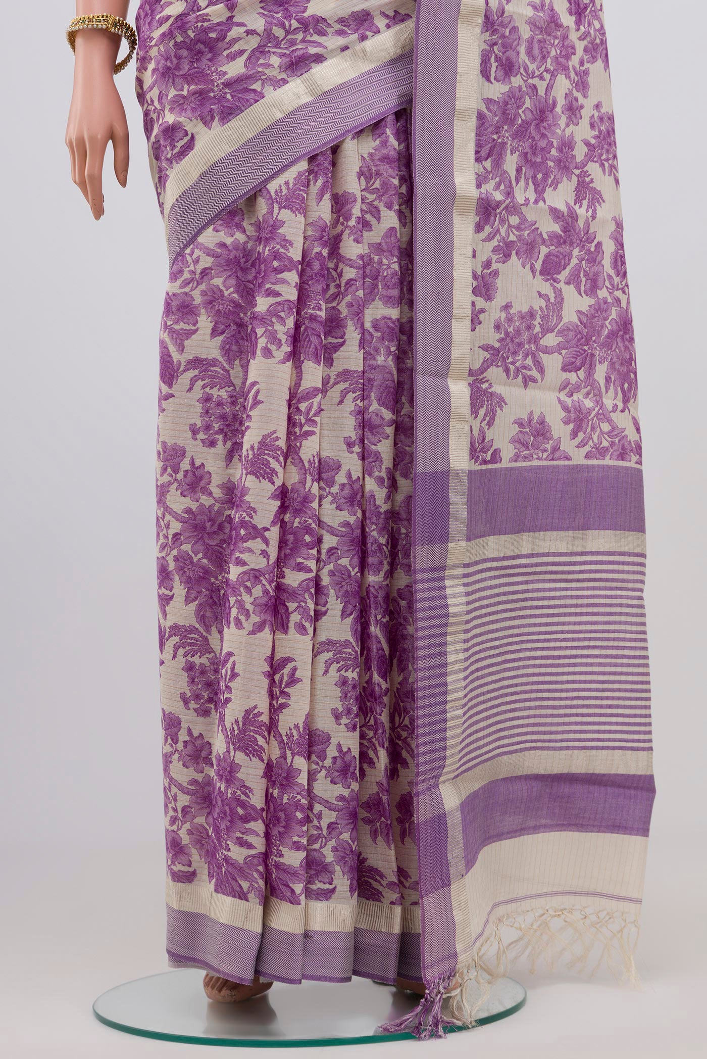 Pleats and pallu of Off White Printed Cotton Saree with Printed design on the body and Thread Border. 