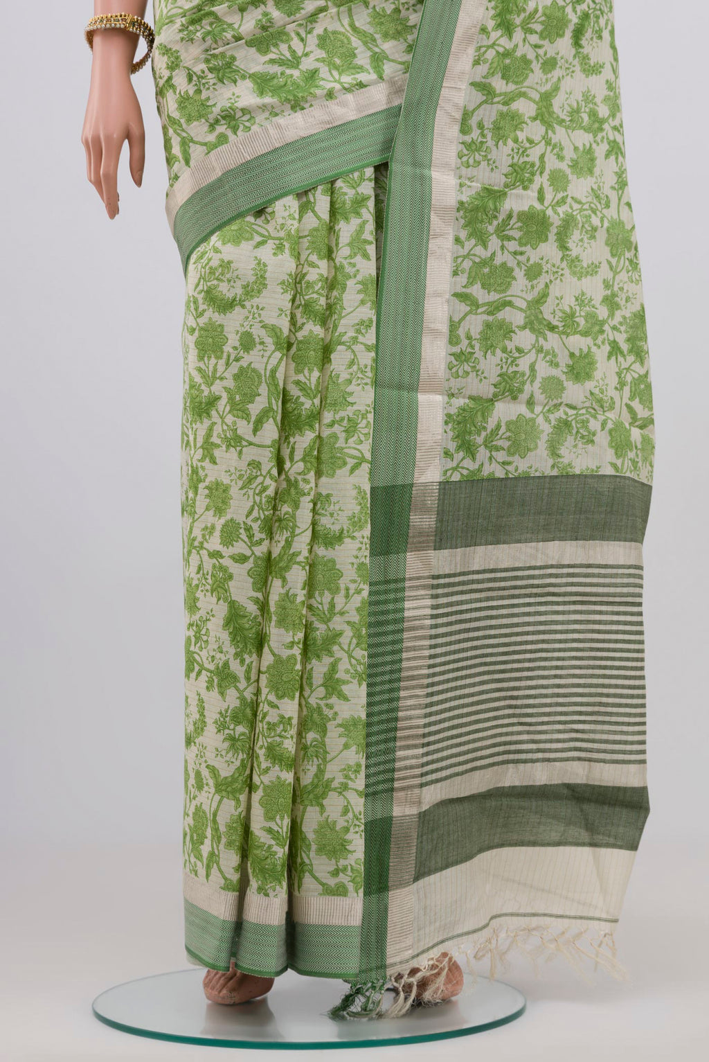 Pleats and pallu of Off White Printed Cotton Saree with Printed design on the body and Thread Border. 