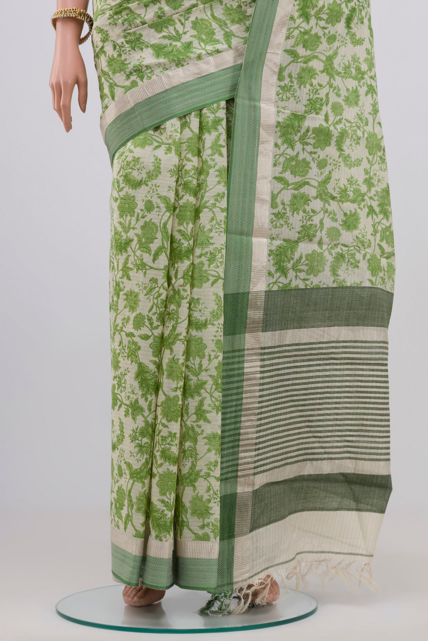 Pleats and pallu of Off White Printed Cotton Saree with Printed design on the body and Thread Border. 