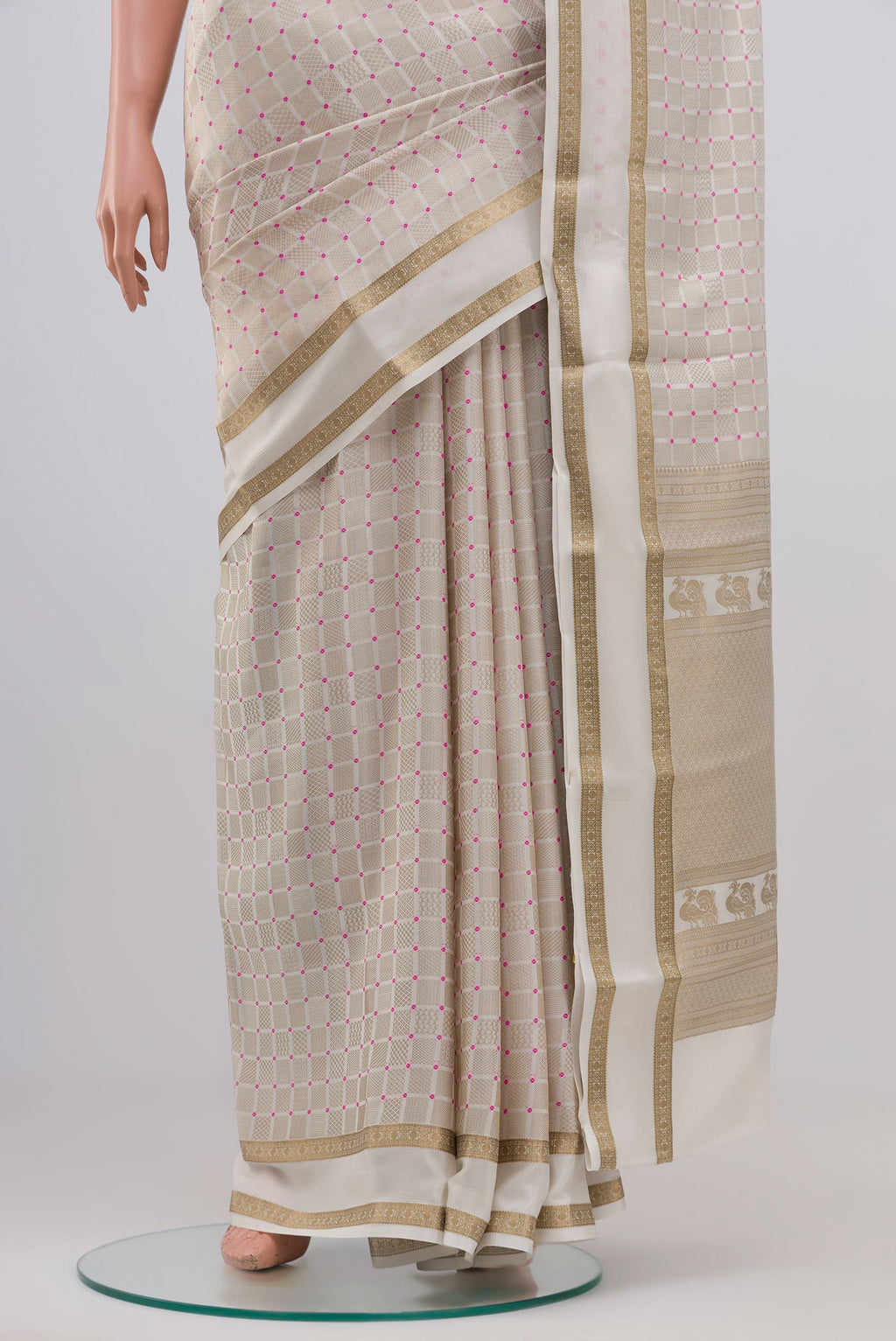 Pleats and pallu of White Crepe Saree with Zari Brocade on the body and Zari Border. 