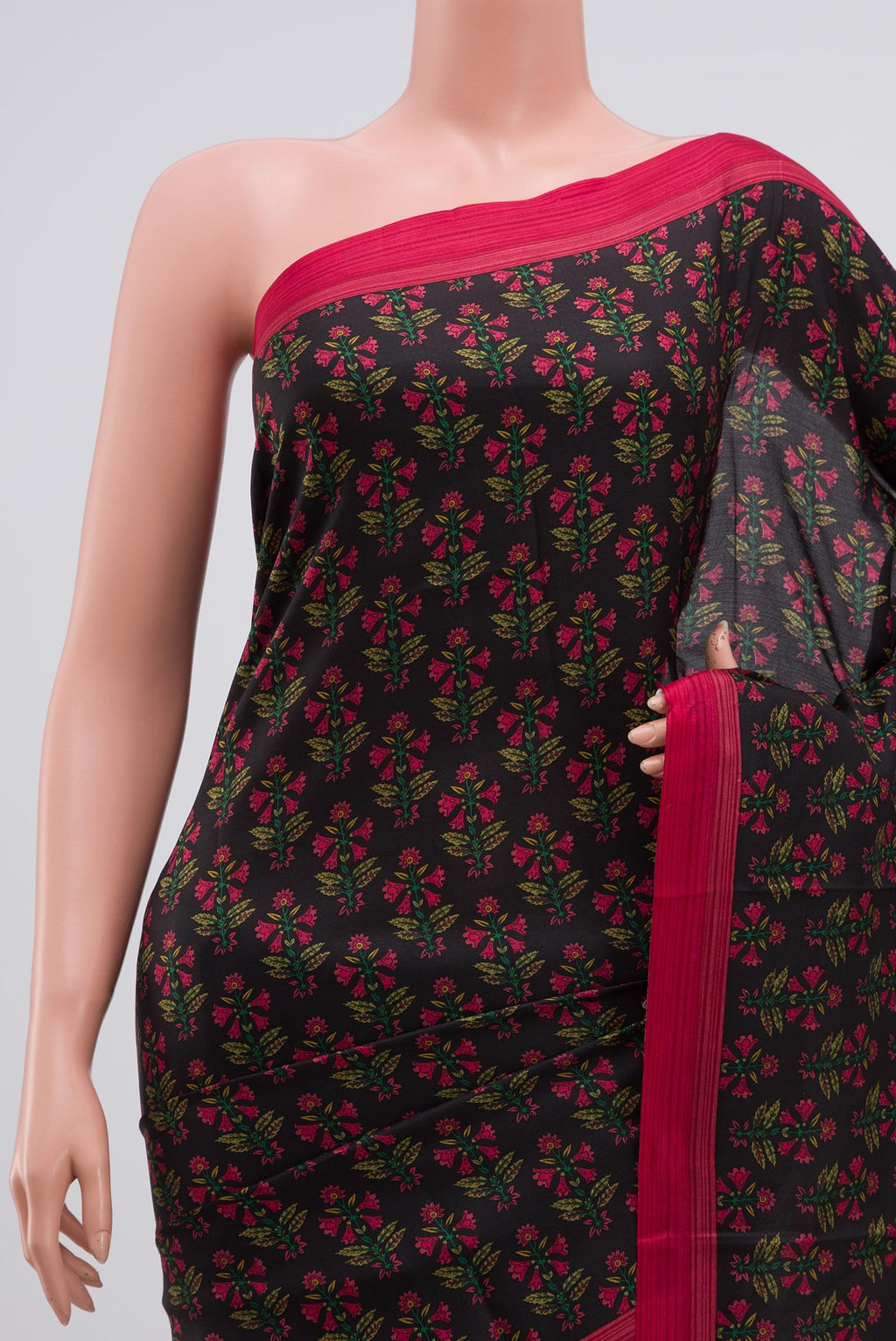 Border image of Black Crepe Saree with Printed design on the body and Plain Border. 
