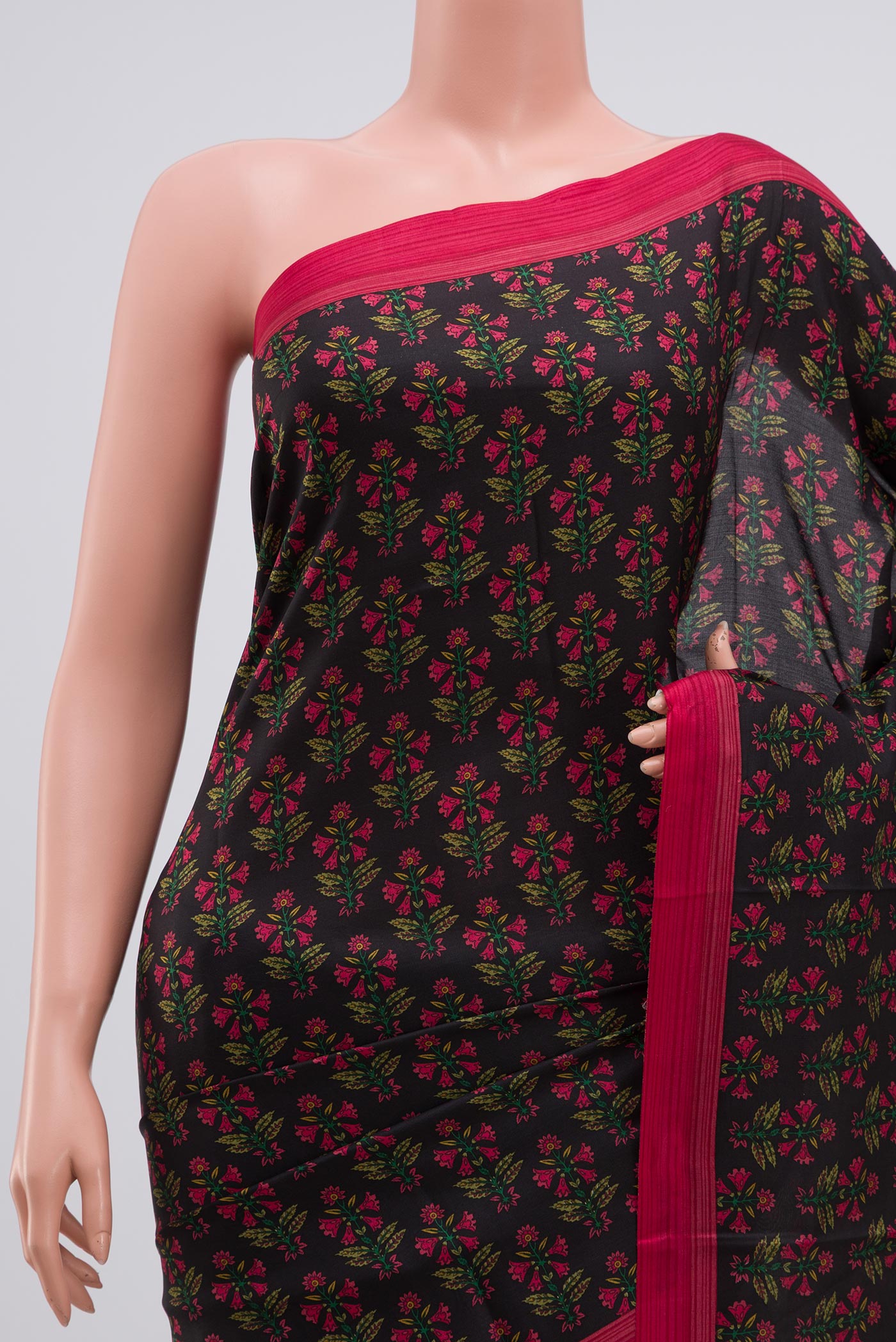 Border image of Black Crepe Saree with Printed design on the body and Plain Border. 