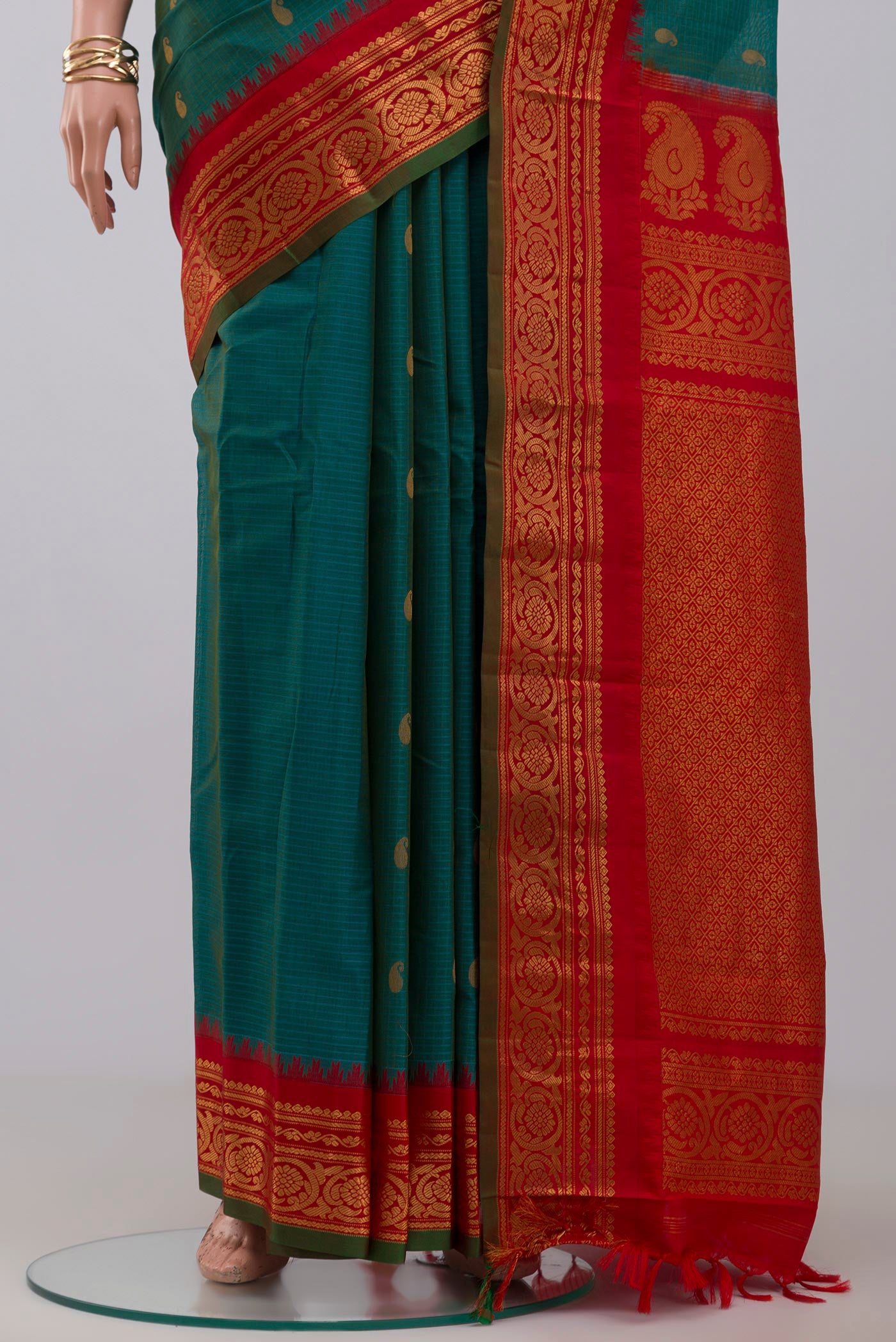 Pleats and pallu of Blue Gadwal Silk Cotton Saree with Checked design on the body and Zari Border. 