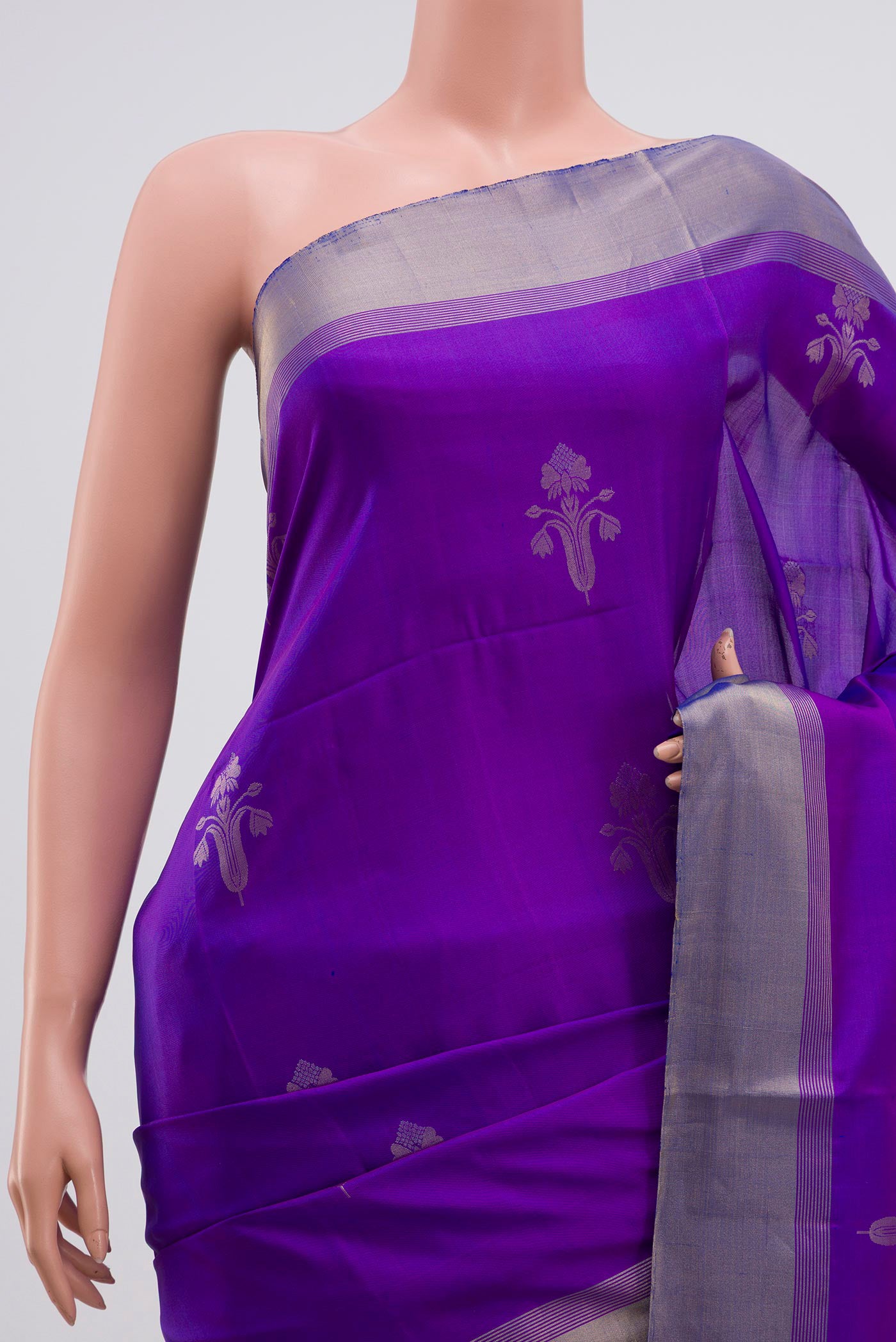 Border image of Lavender Soft Silk Saree with Zari Butta on the body and Zari Border. 