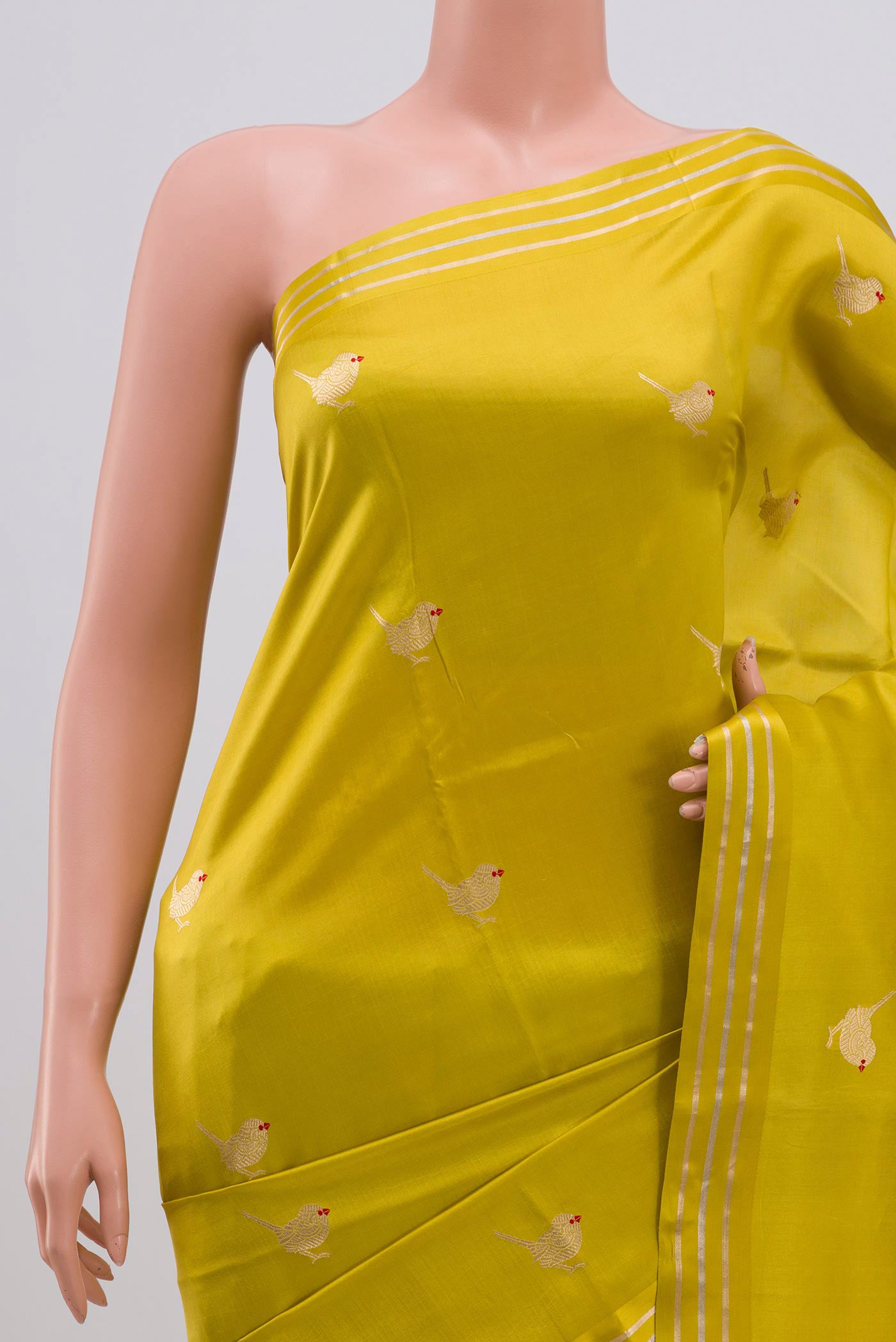 Border image of Lemon Yellow Raw Silk Saree with Zari Butta on the body and Thin Zari Line. 