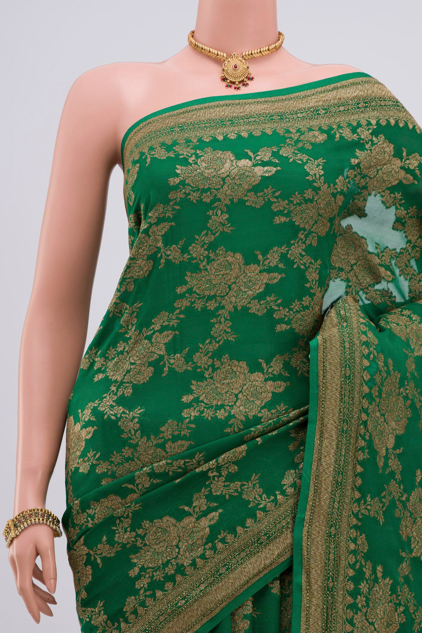 Border image of Green Georgette Saree with Fancy on the body and Zari Border. 