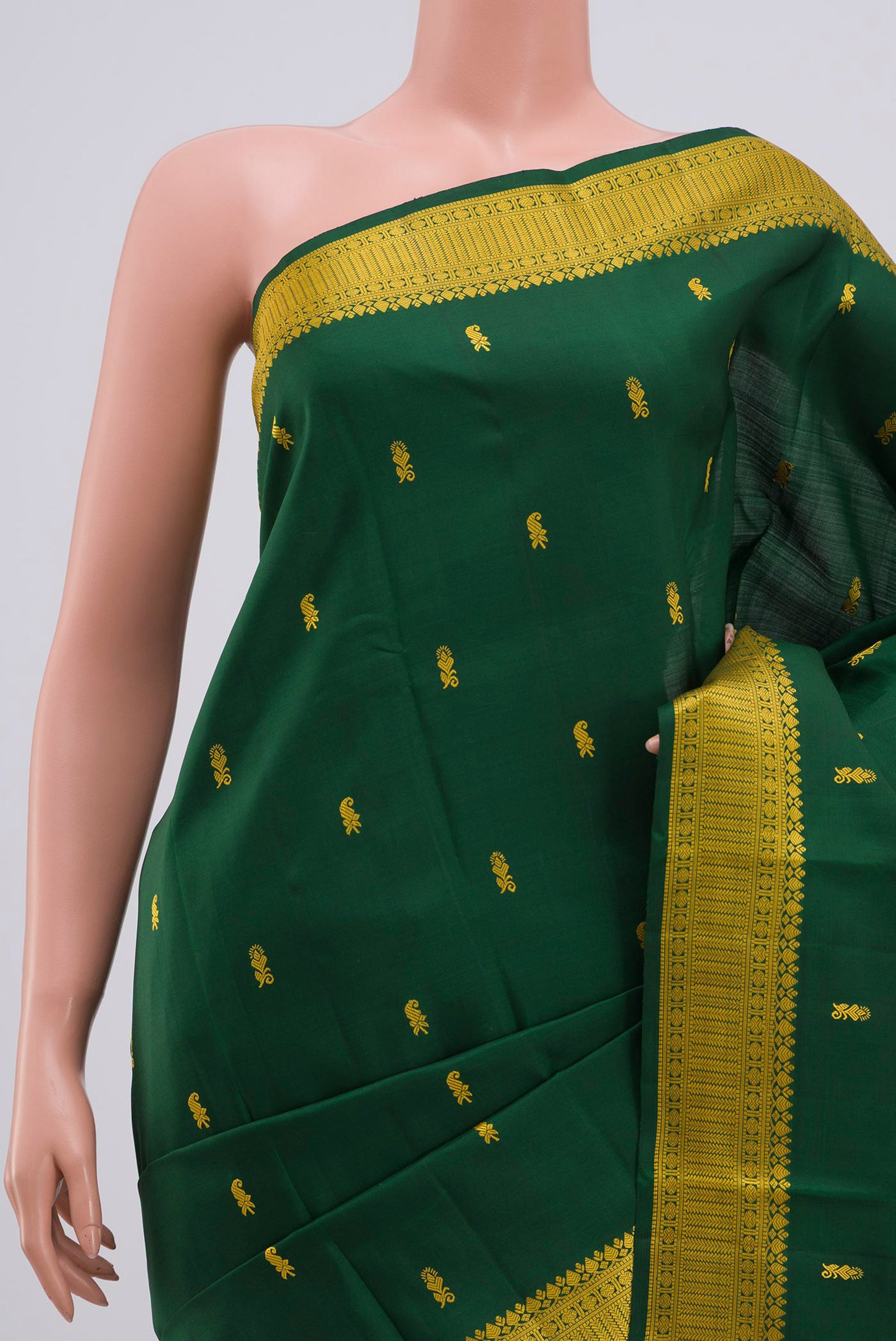 Border image of Bottle Green Kanchipuram Silk Saree with Thread Butta on the body and Thread Border. 