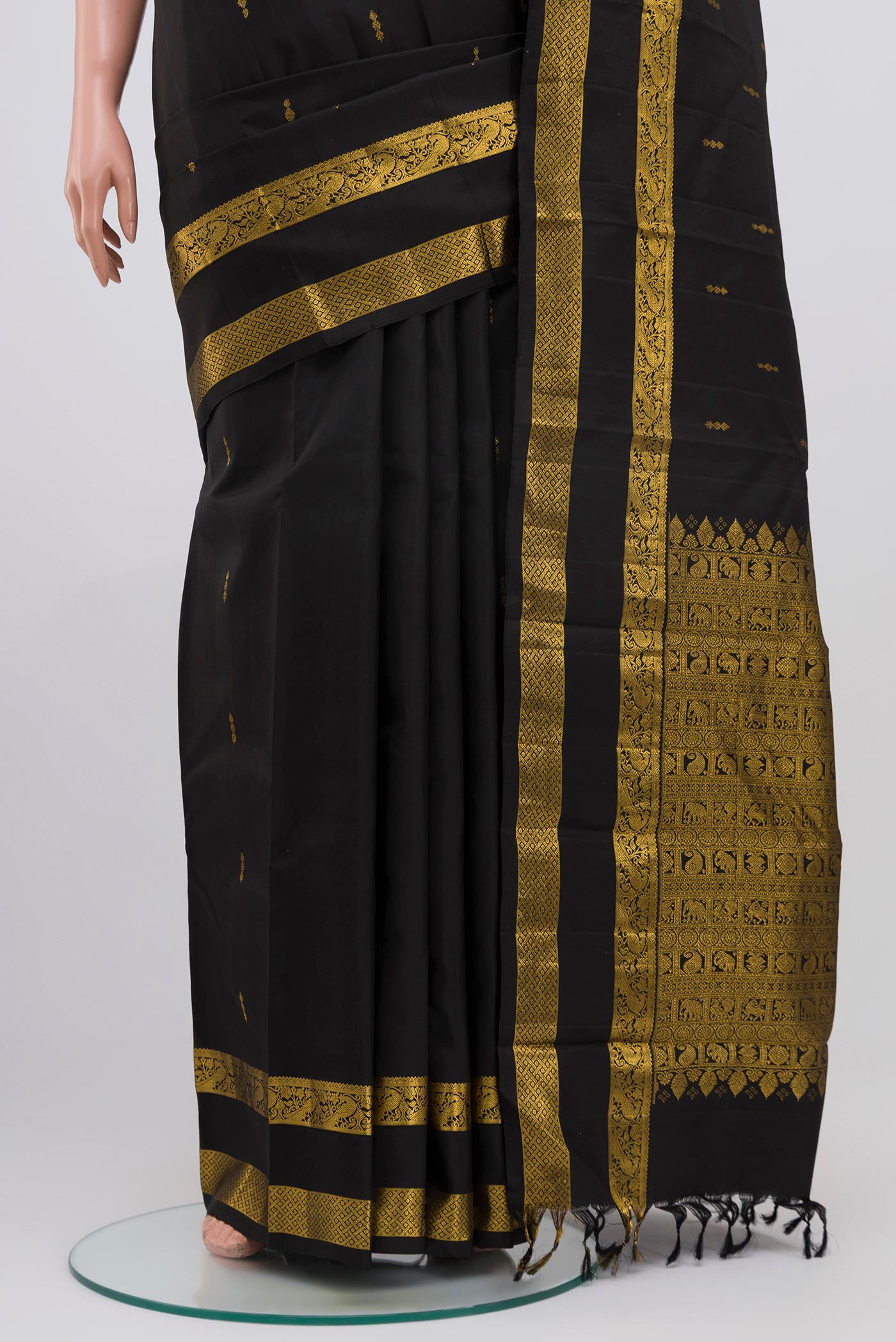 Pleats and pallu of Black Kanchipuram Saree with Zari Butta on the body and Zari Border. 