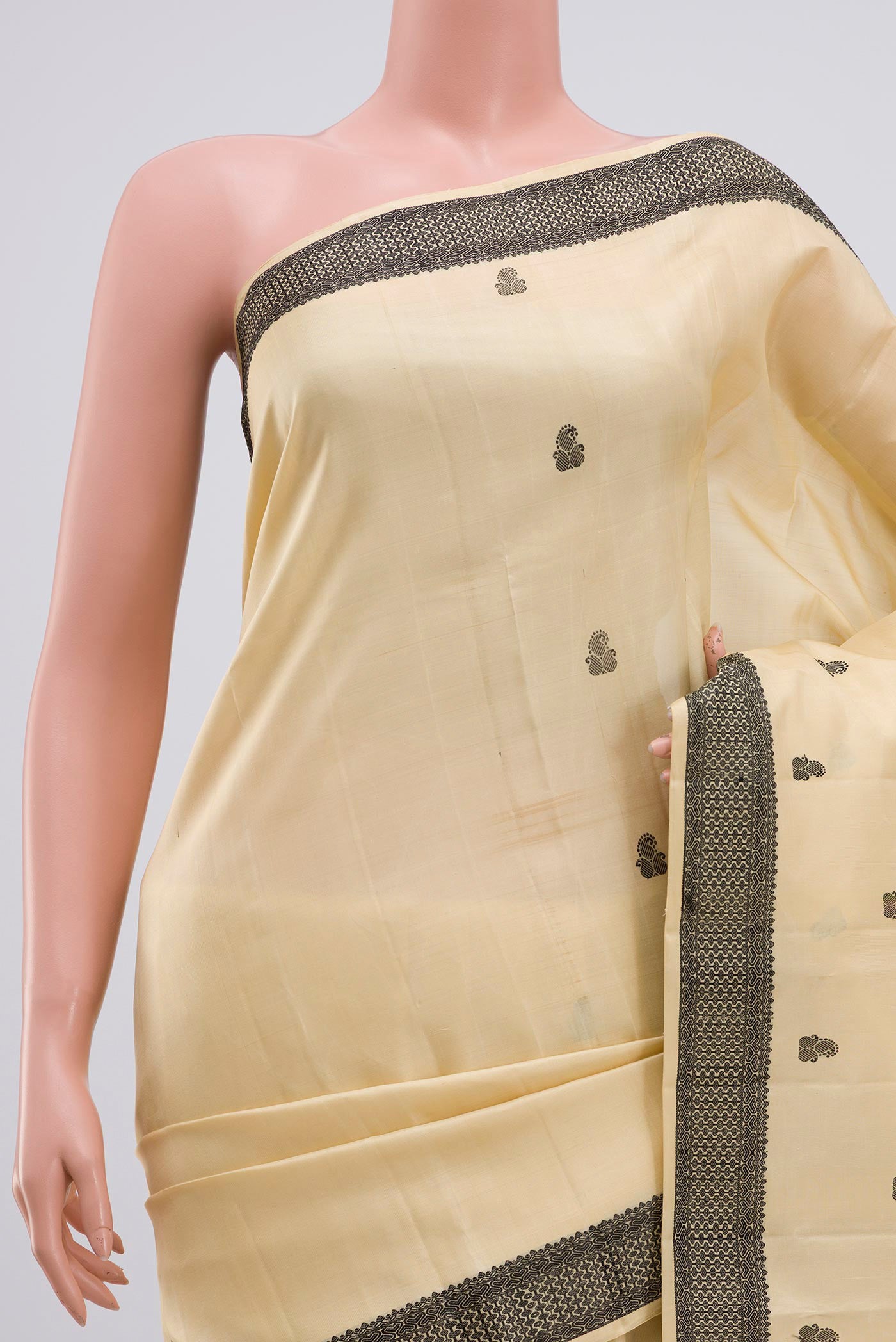 Border image of Cream Kanchipuram Saree with Thread Butta on the body and Thread Border. 