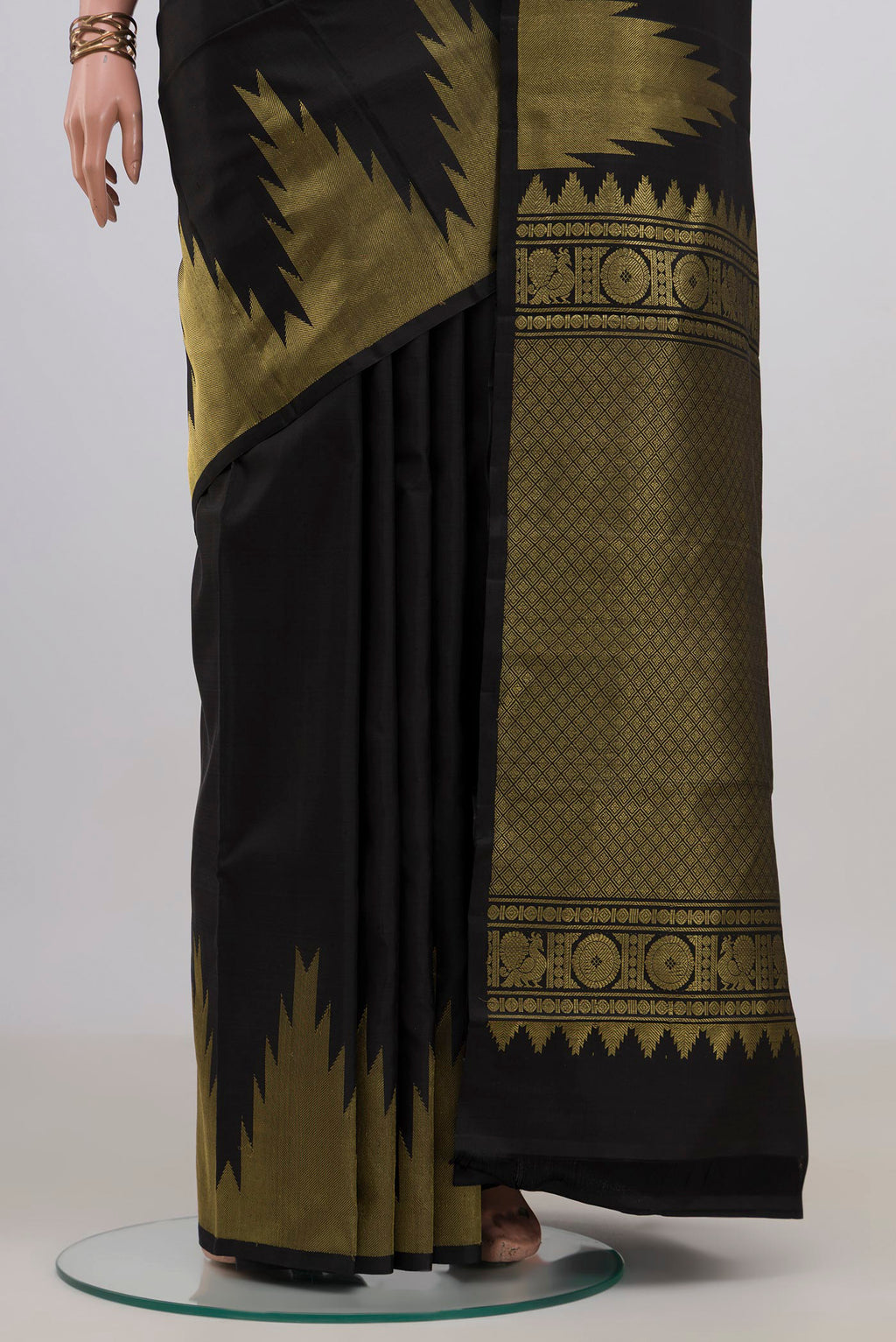 Pleats and pallu of Pure Silk Black Kanchipuram Saree with Plain Body and Temple Border. 