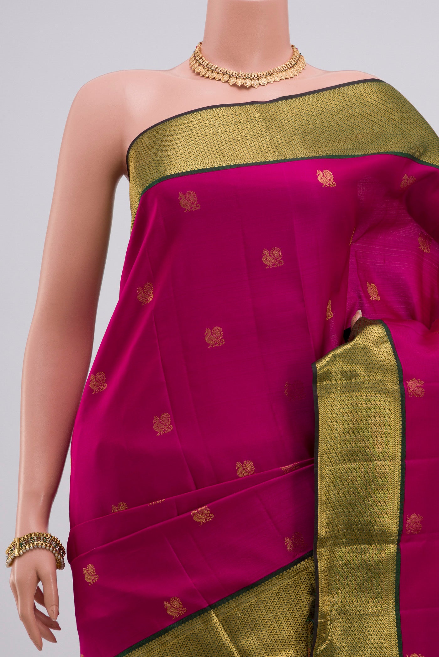 Border image of Dark Pink Kanchipuram Silk Saree with Zari Butta on the body and Zari Border. 