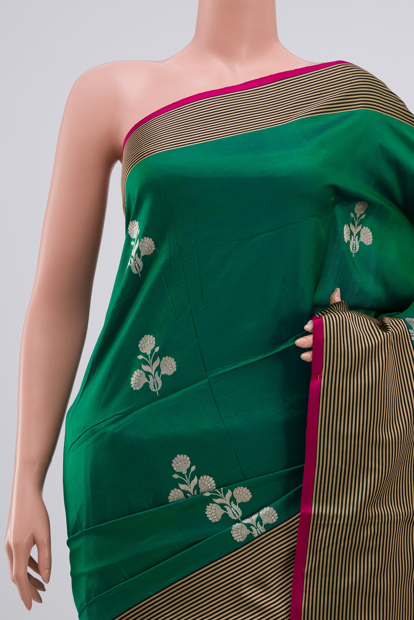 Border image of Green Banarasi Katan Silk Saree with Zari Butta on the body and Thin Zari Line. 