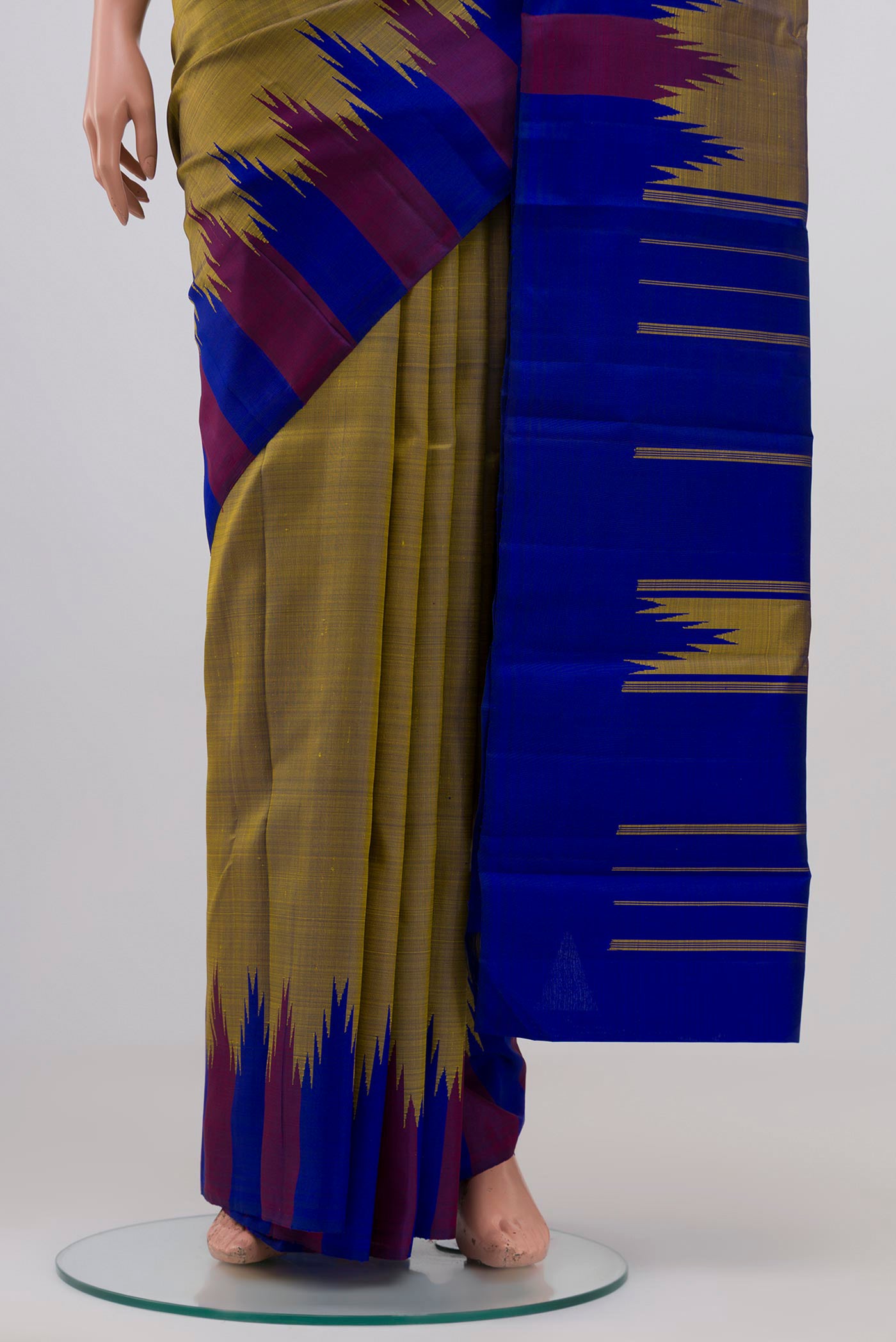 Pleats and pallu of Green Dual Tone Kanchipuram Silk Saree with Plain Body and Temple Border. 