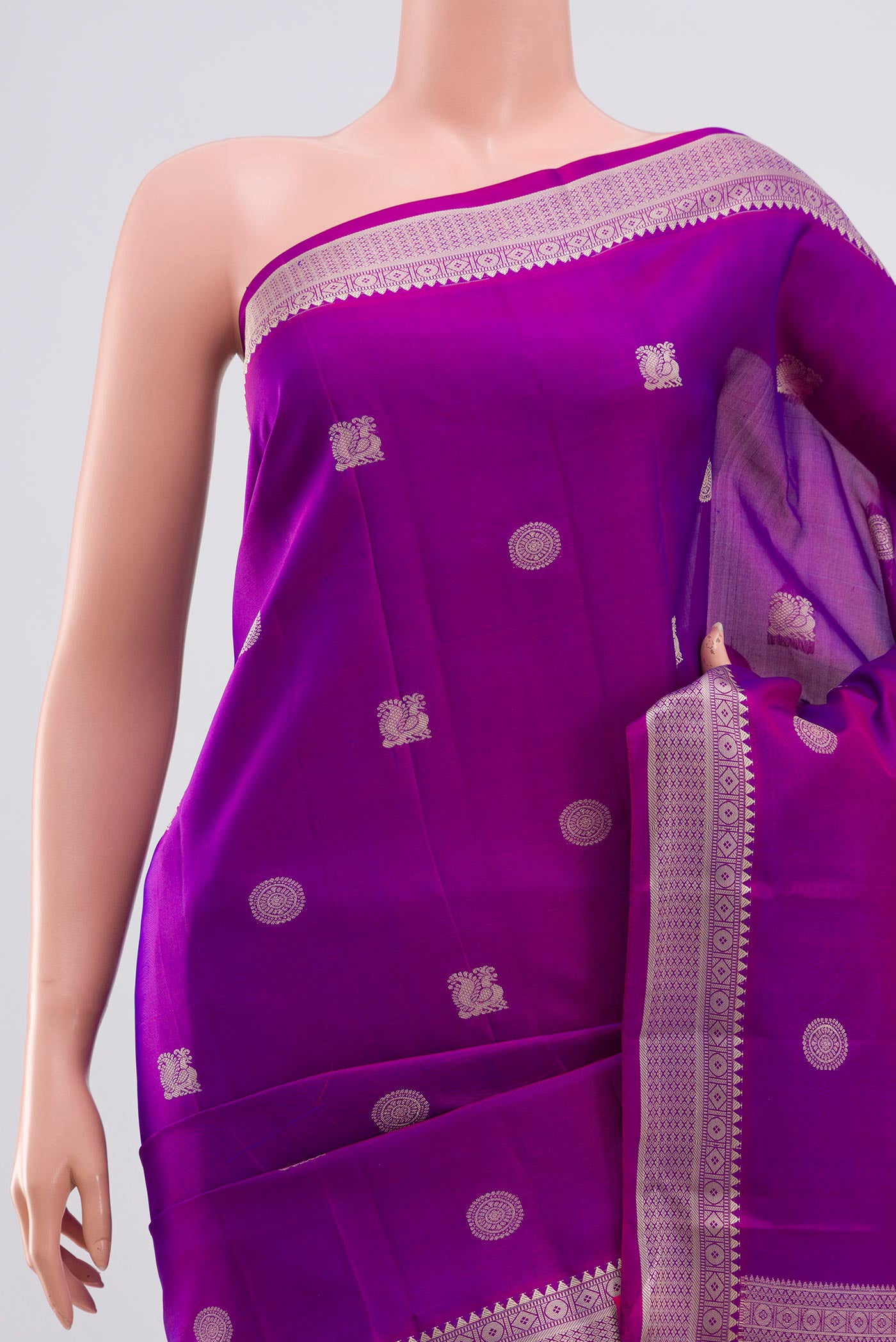 Border image of Purple Kanchipuram Silk Saree with Thread Butta on the body and Thread Border. 