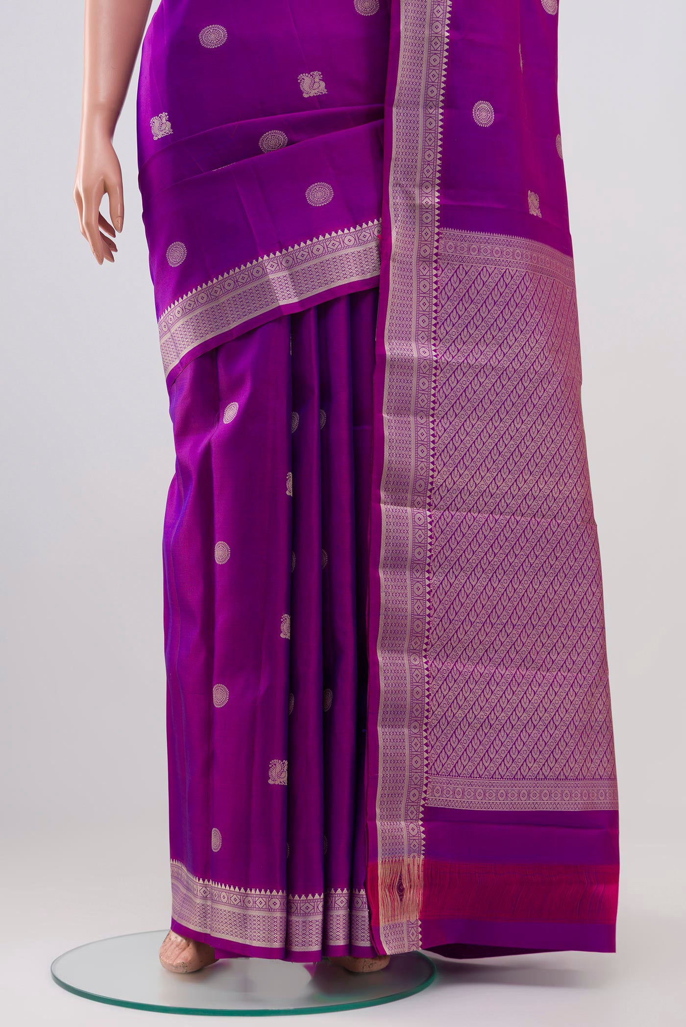 Pleats and pallu of Purple Kanchipuram Silk Saree with Thread Butta on the body and Thread Border. 
