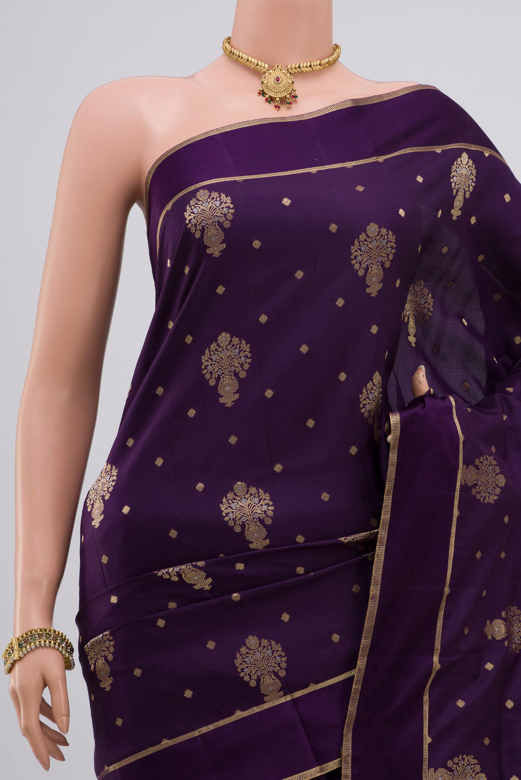 Border image of Purple Soft Silk Saree with Zari Butta on the body and Thin Zari Line. 