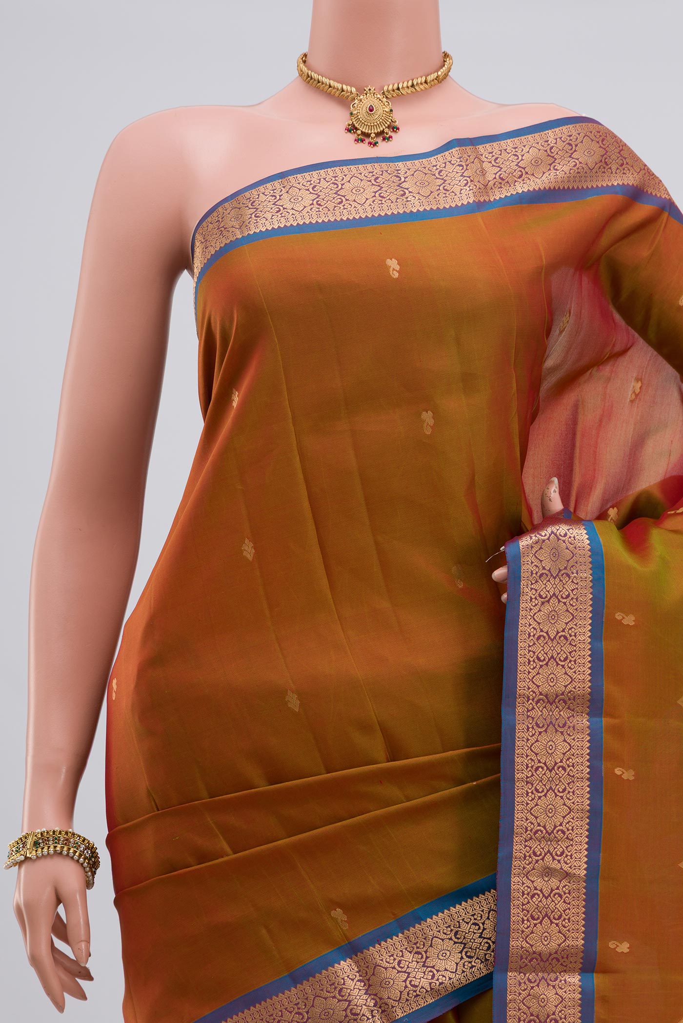Border image of Green Kanjivaram Saree with Zari Butta on the body and Zari Border. 