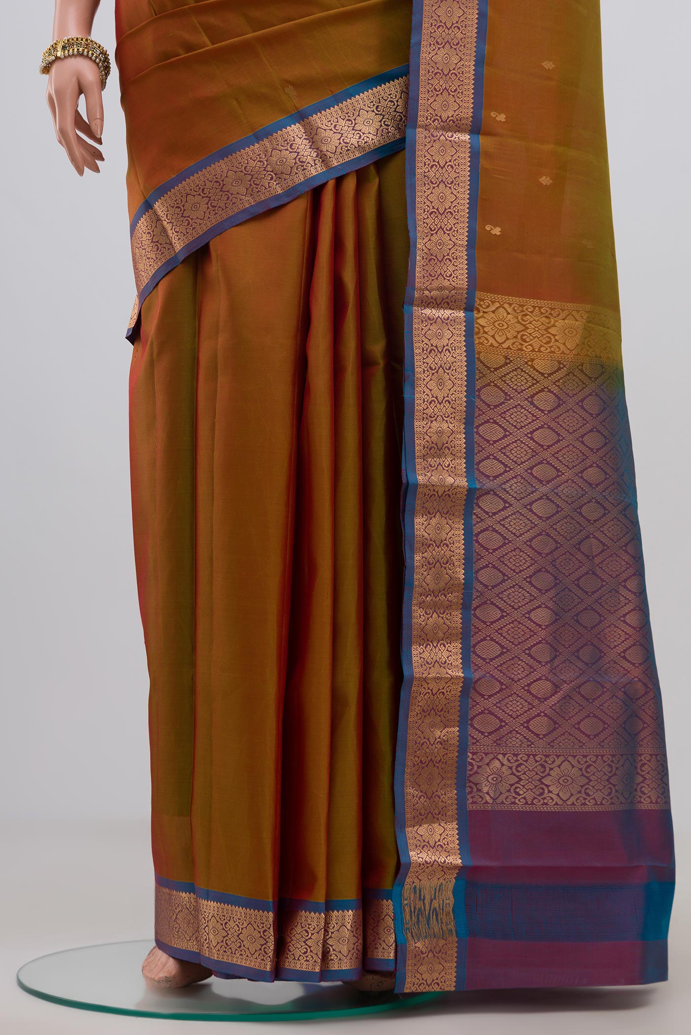 Pleats and pallu of Green Kanjivaram Saree with Zari Butta on the body and Zari Border. 